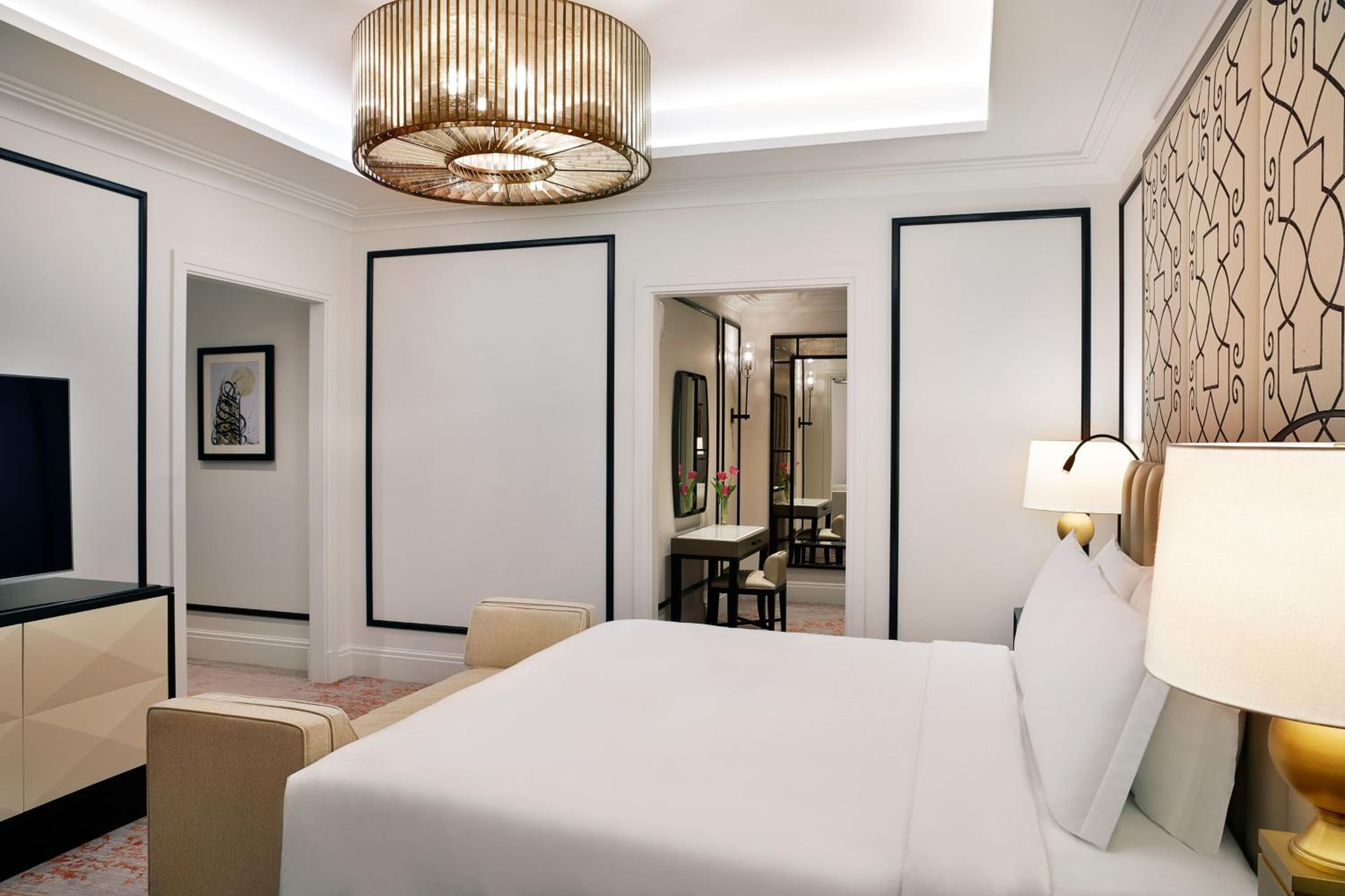Governors Suite, 1 Bedroom Suite, 1 King, City view - Photo 8