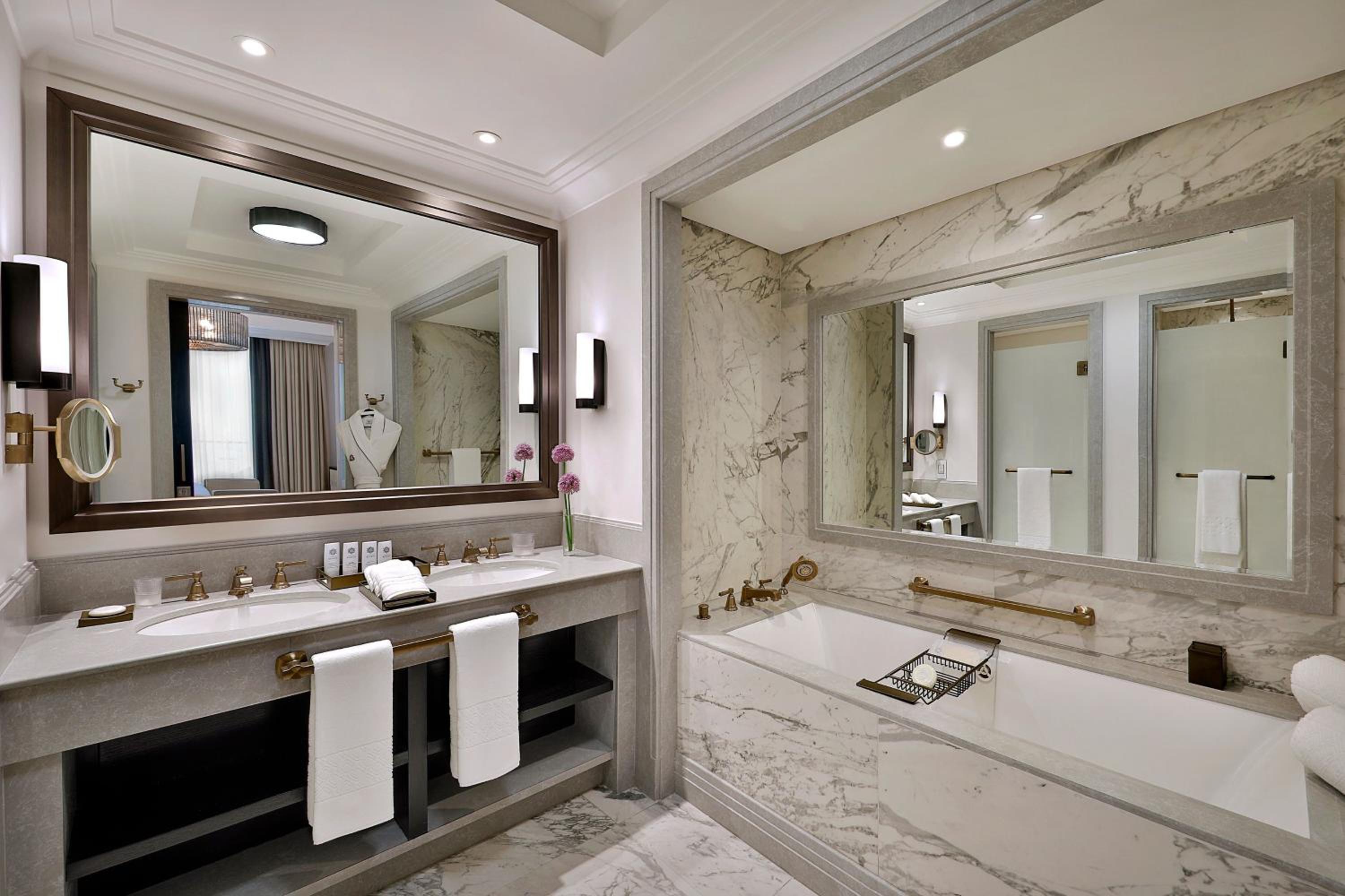 St. Regis Suite, 1 Bedroom Suite, 1 King, Balcony - Photo 4