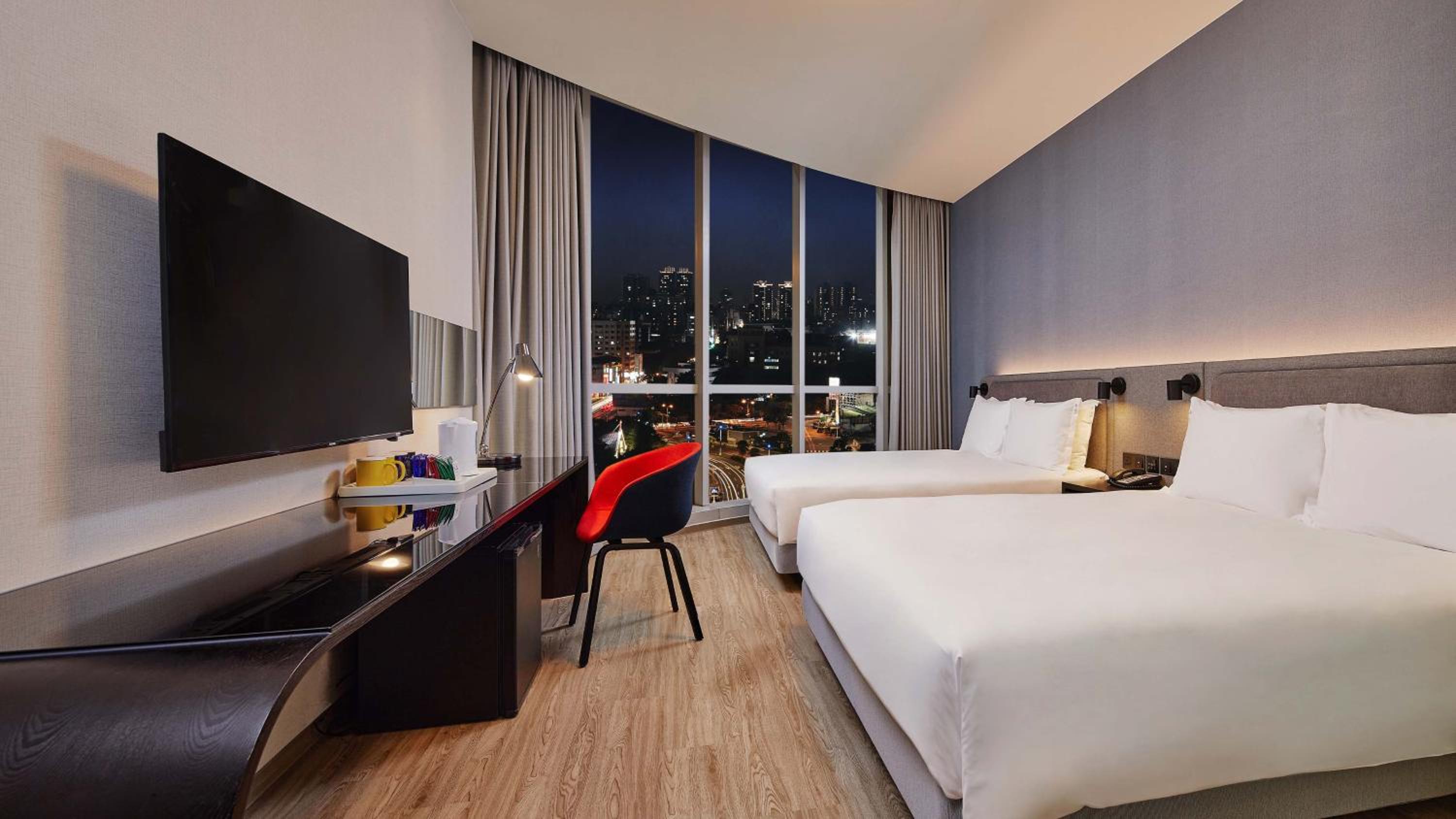 Standard Room with Two Queen Beds - Photo 5