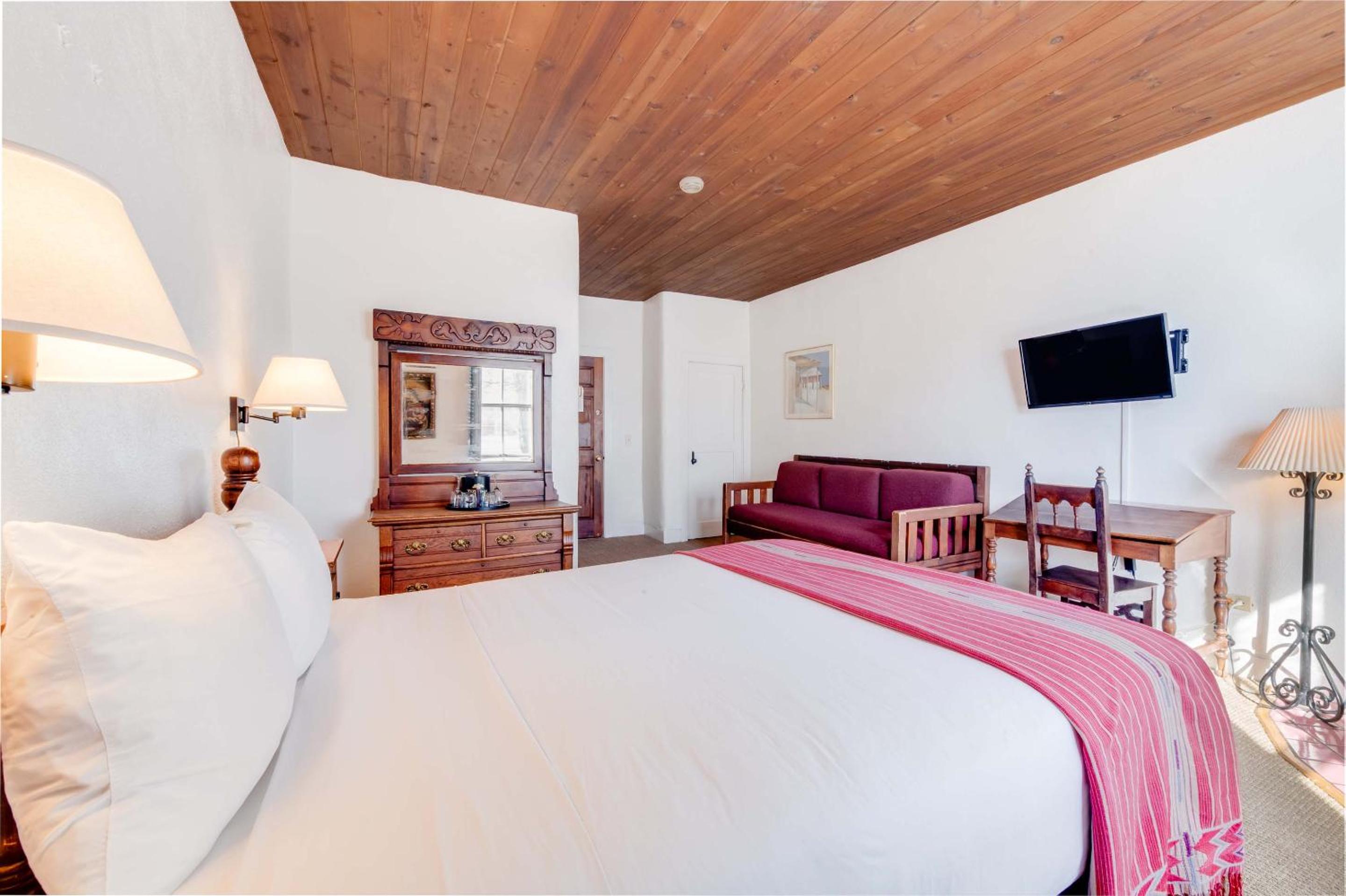 Standard Queen Room photo 3