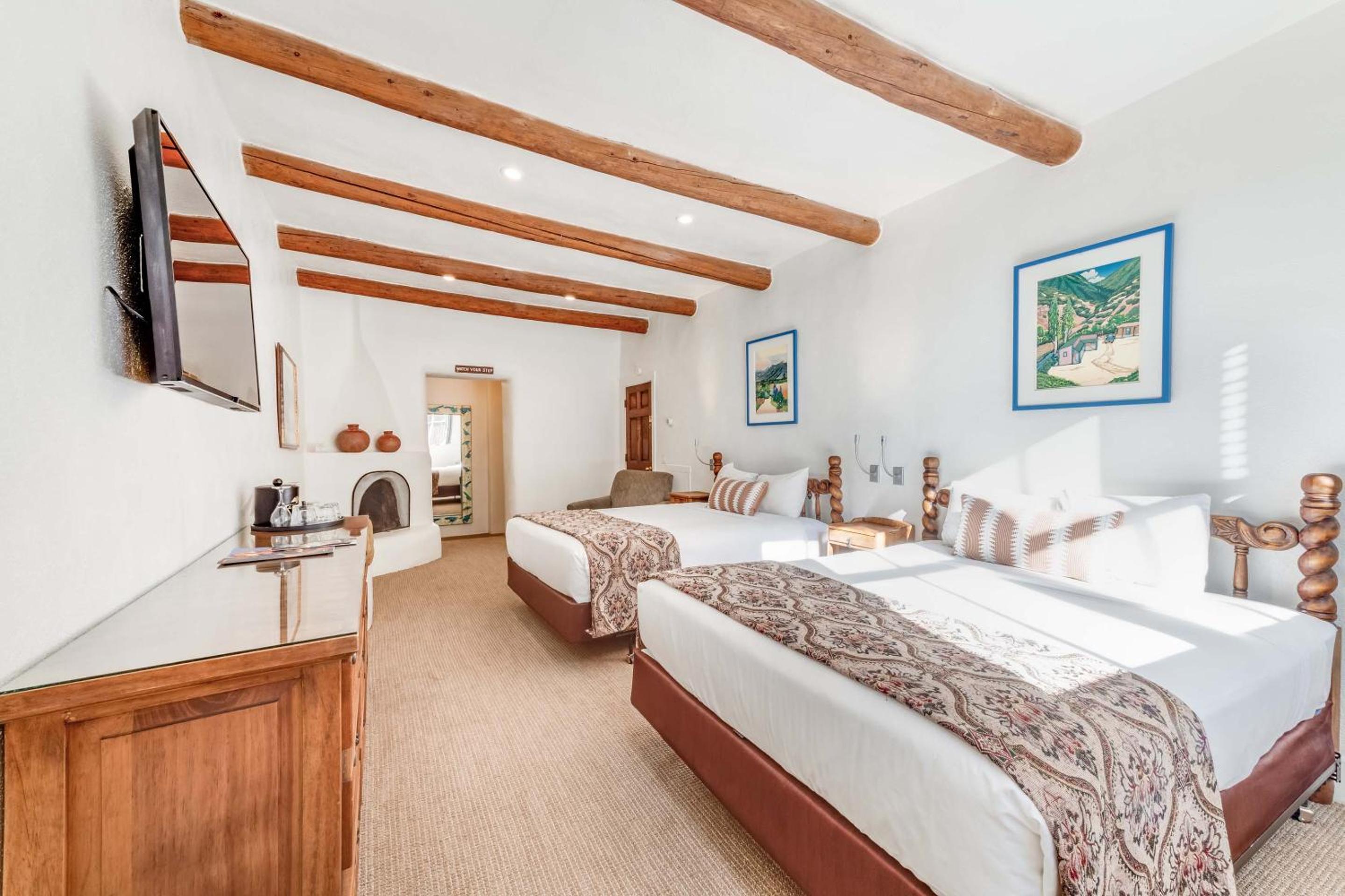 Standard Queen Room with Two Queen Beds photo 1