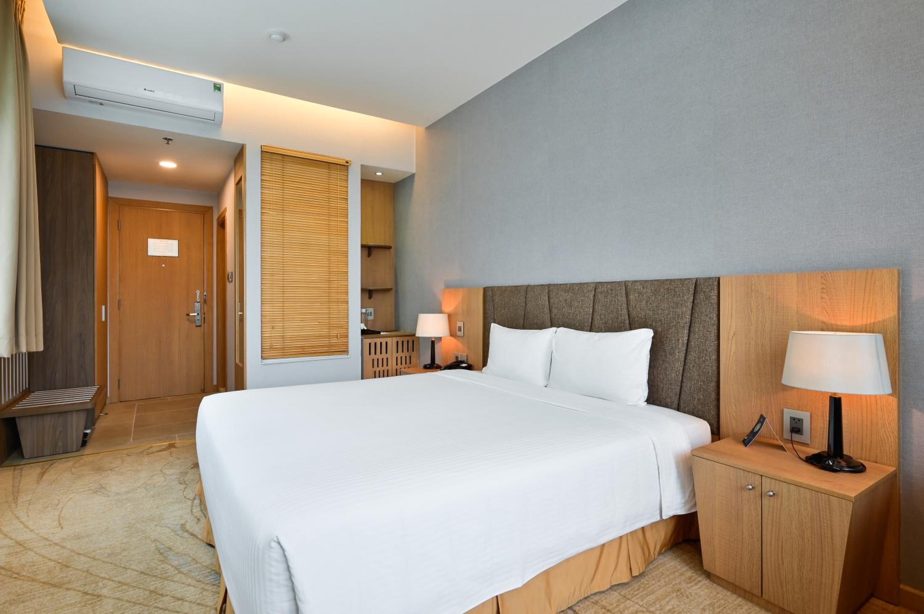 Deluxe King Room with City View photo 2