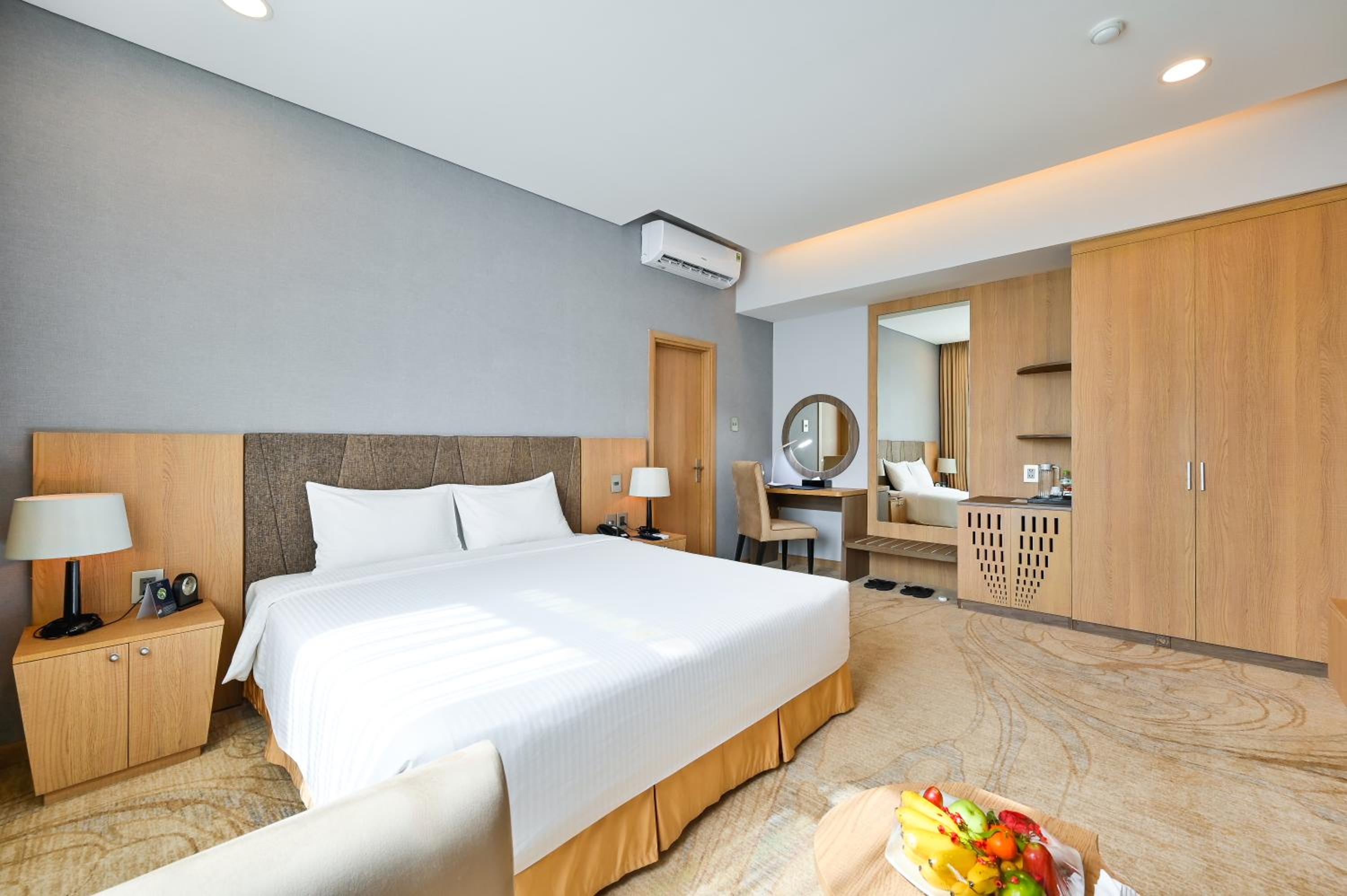 Premium Deluxe King Room with City View photo 2