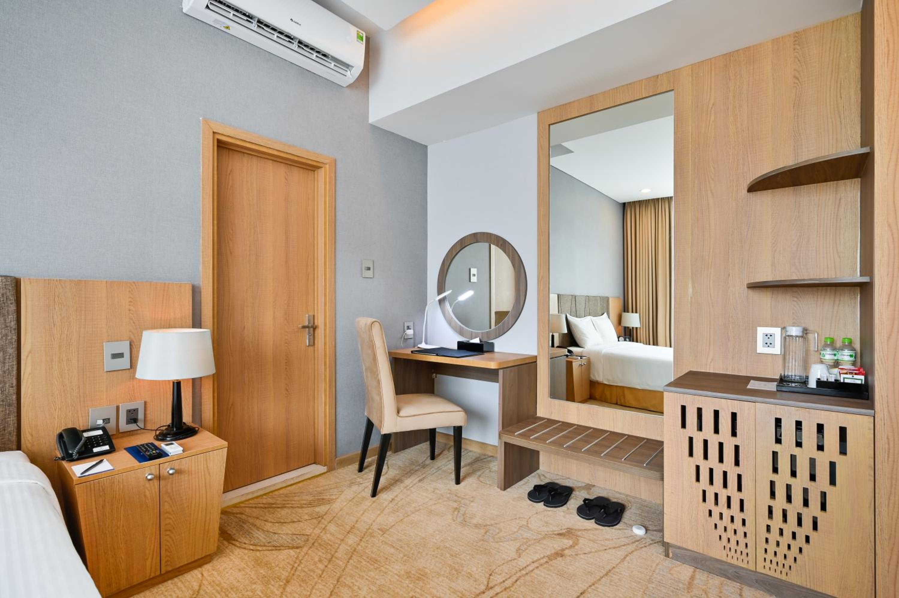 Premium Deluxe King Room with City View photo 3