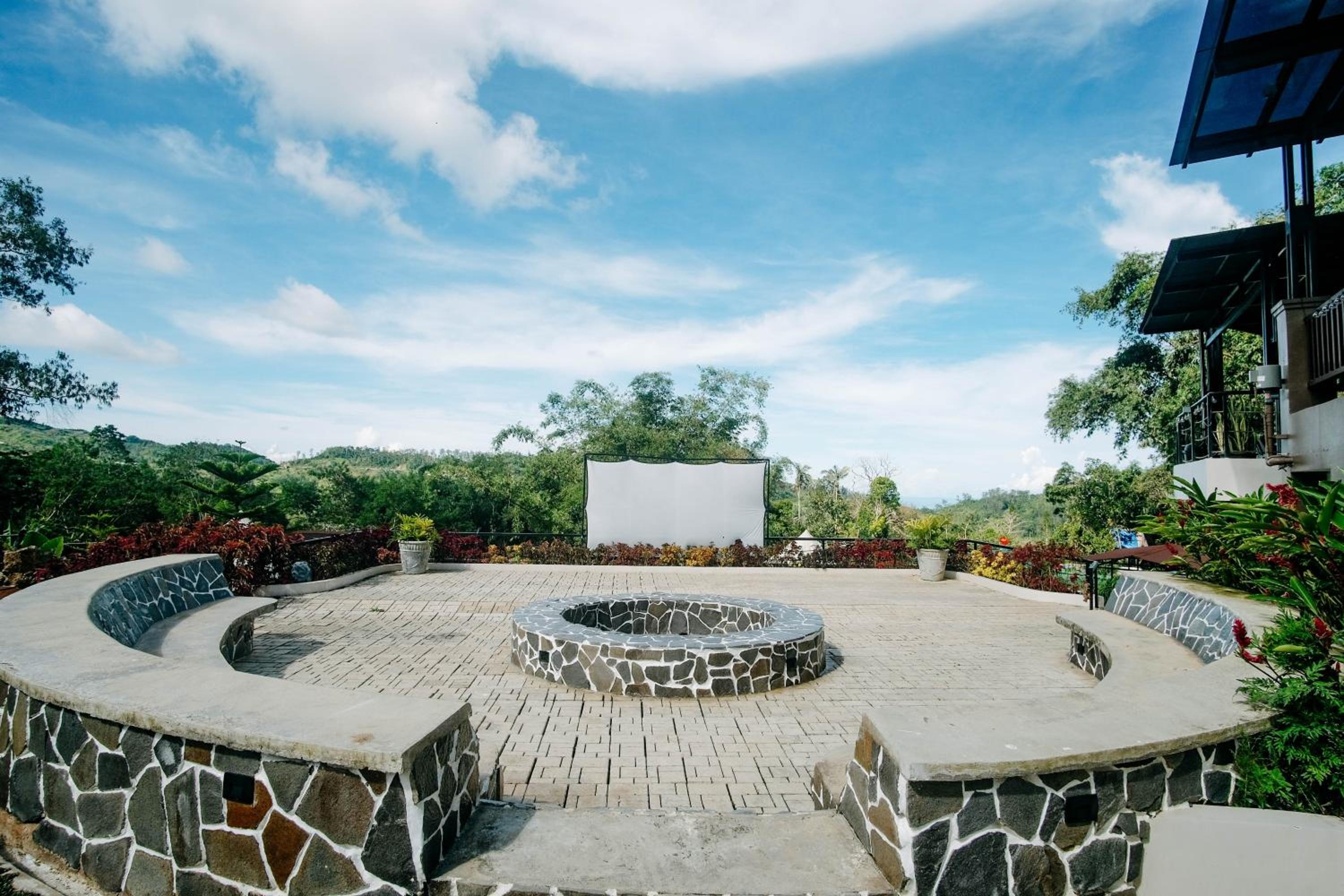 Peakway Dome 3 w/ Outdoor Jacuzzi