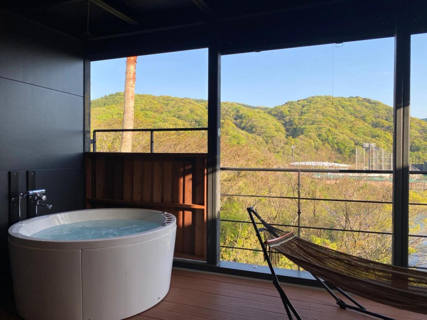 Lodge with Jet Bath - Photo 4