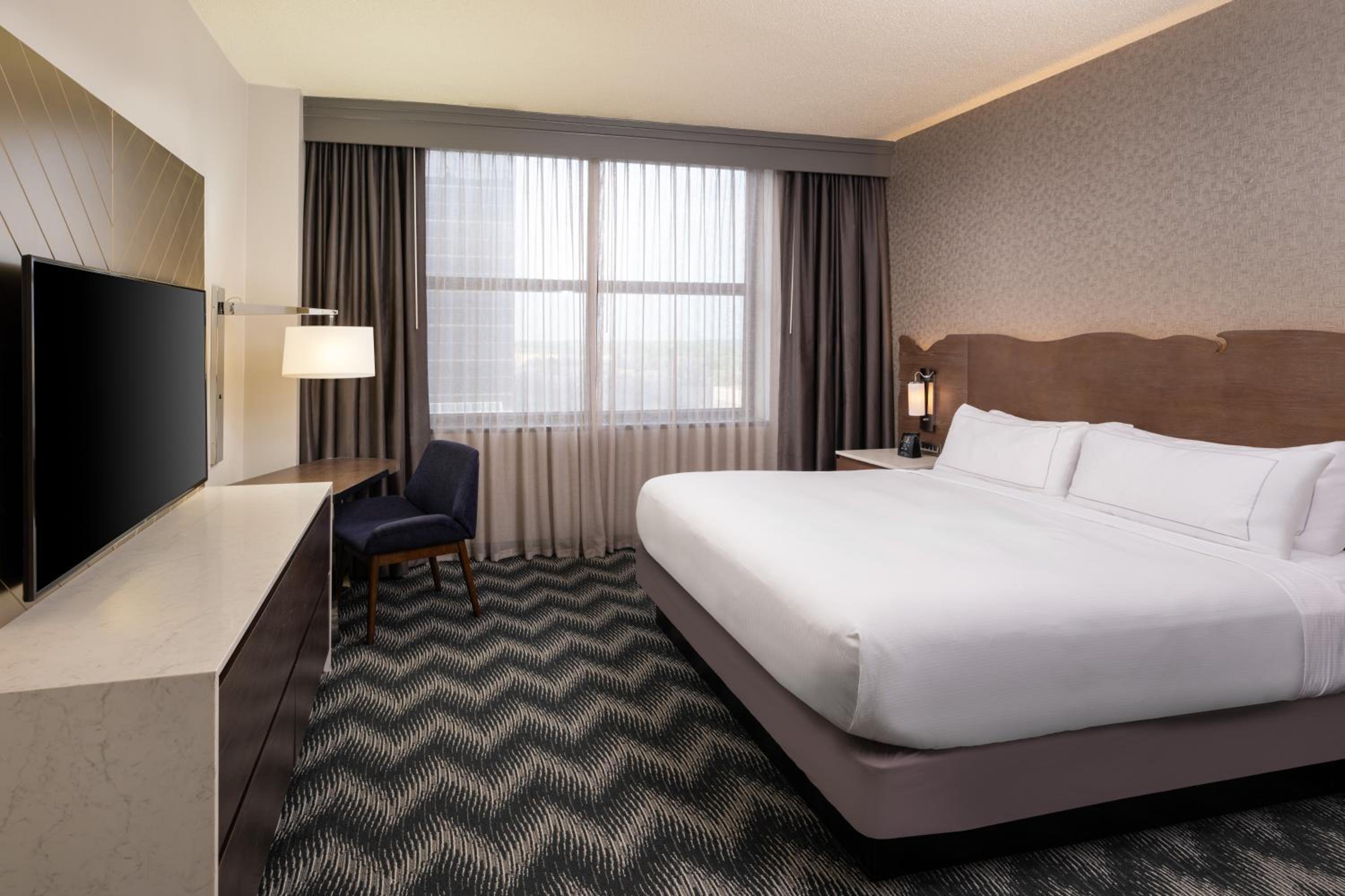 Studio Suite with One King Bed and One Queen Bed photo 2