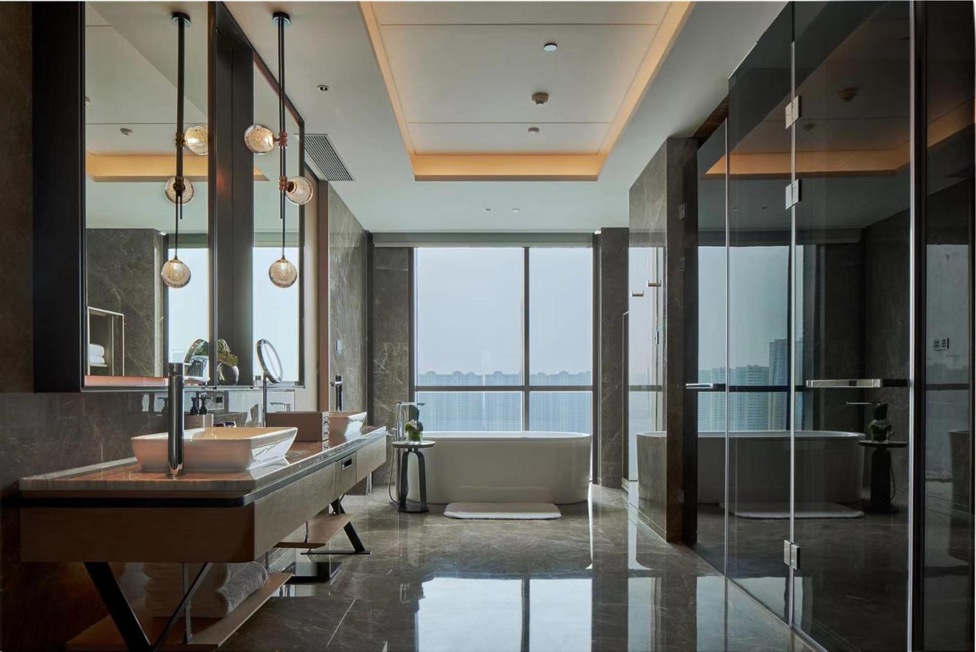 One-Bedroom King Suite with Kitchen - Photo 2