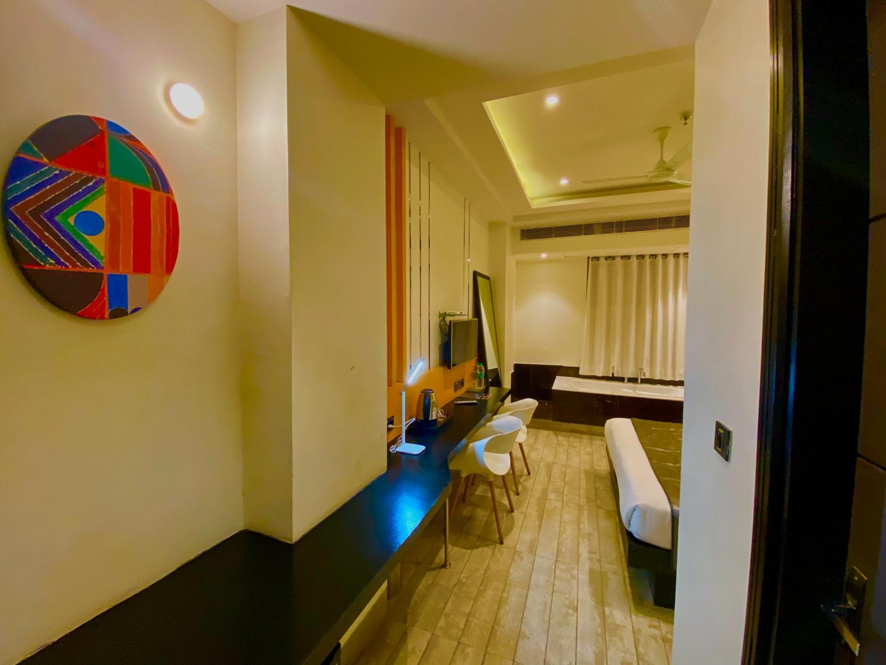 Suite with Hot Tub - Photo 5