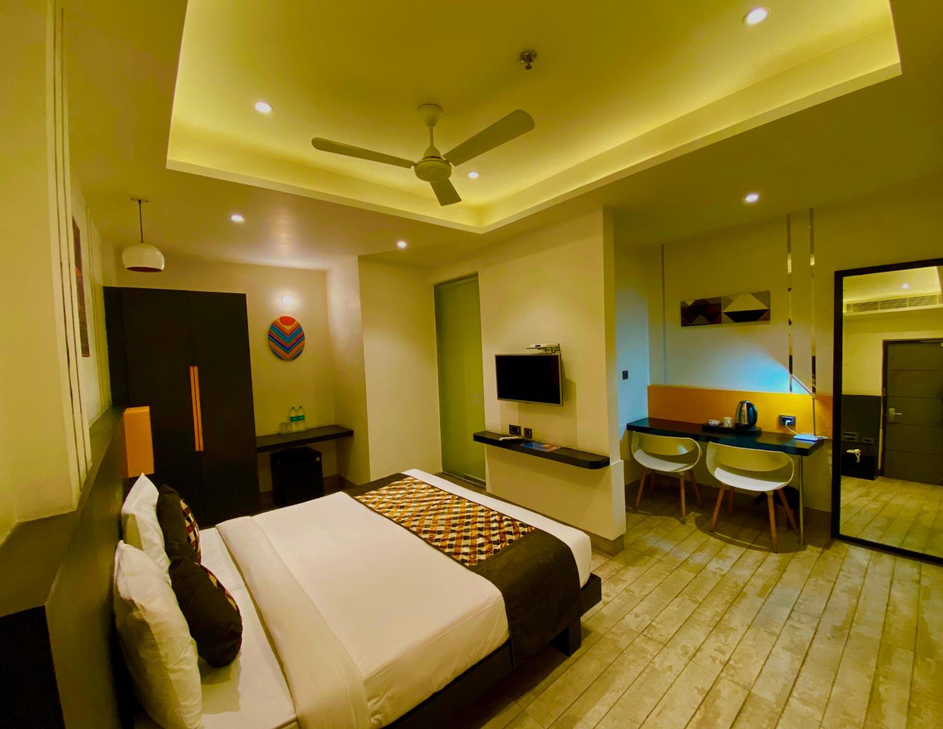 Suite with Hot Tub - Photo 4