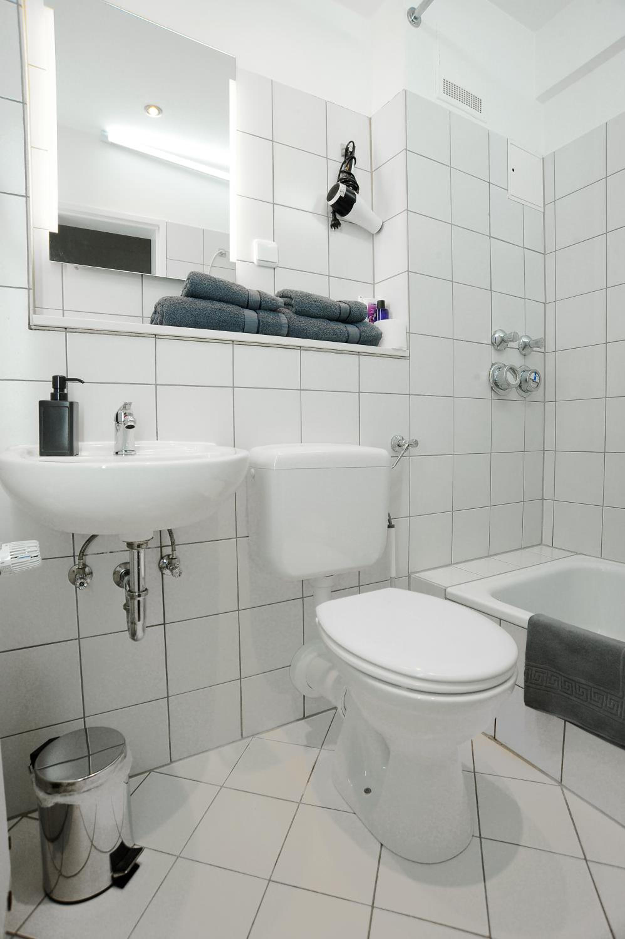 Deluxe Double or Twin Room - Photo 2