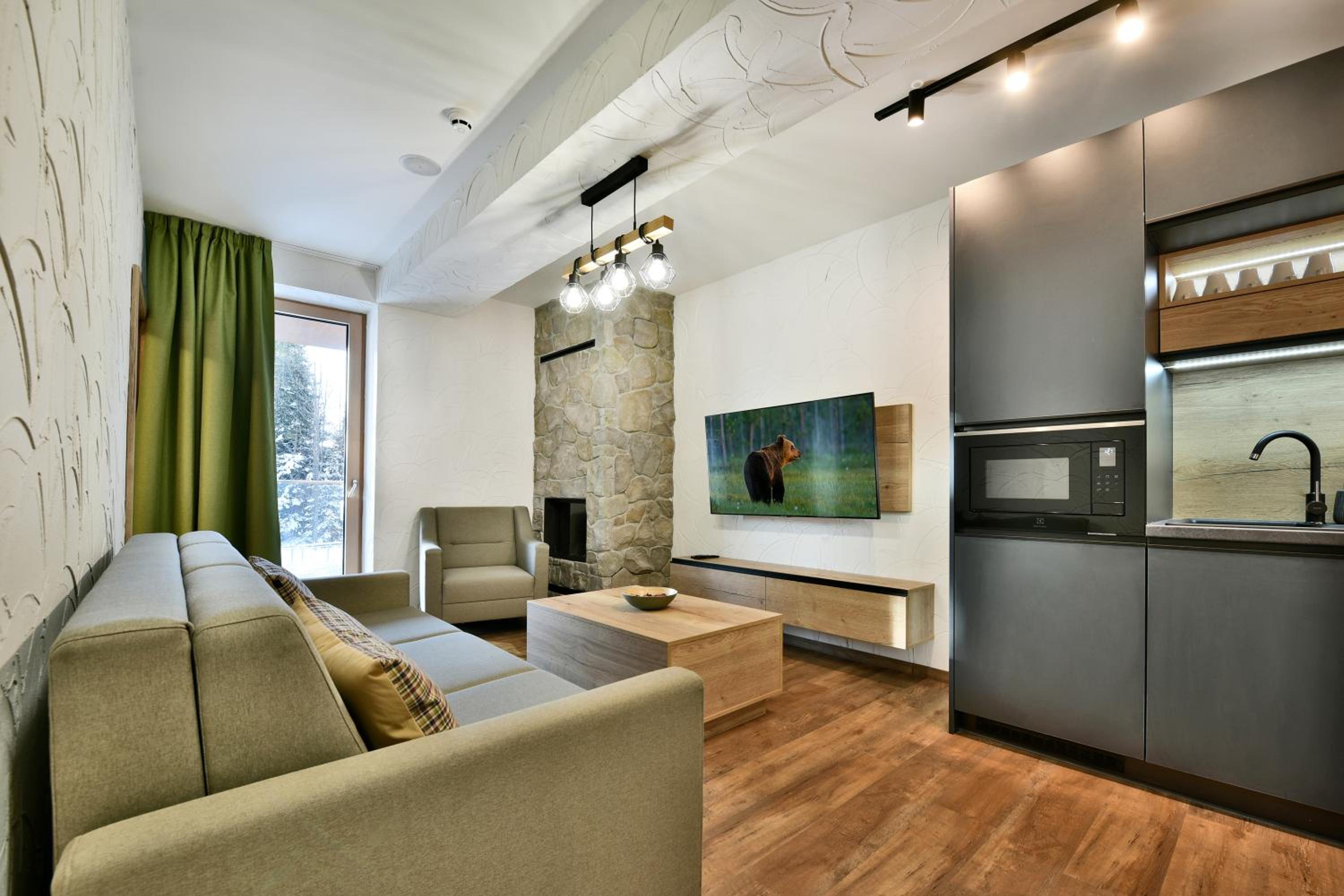 Apartment with Balcony - Photo 3