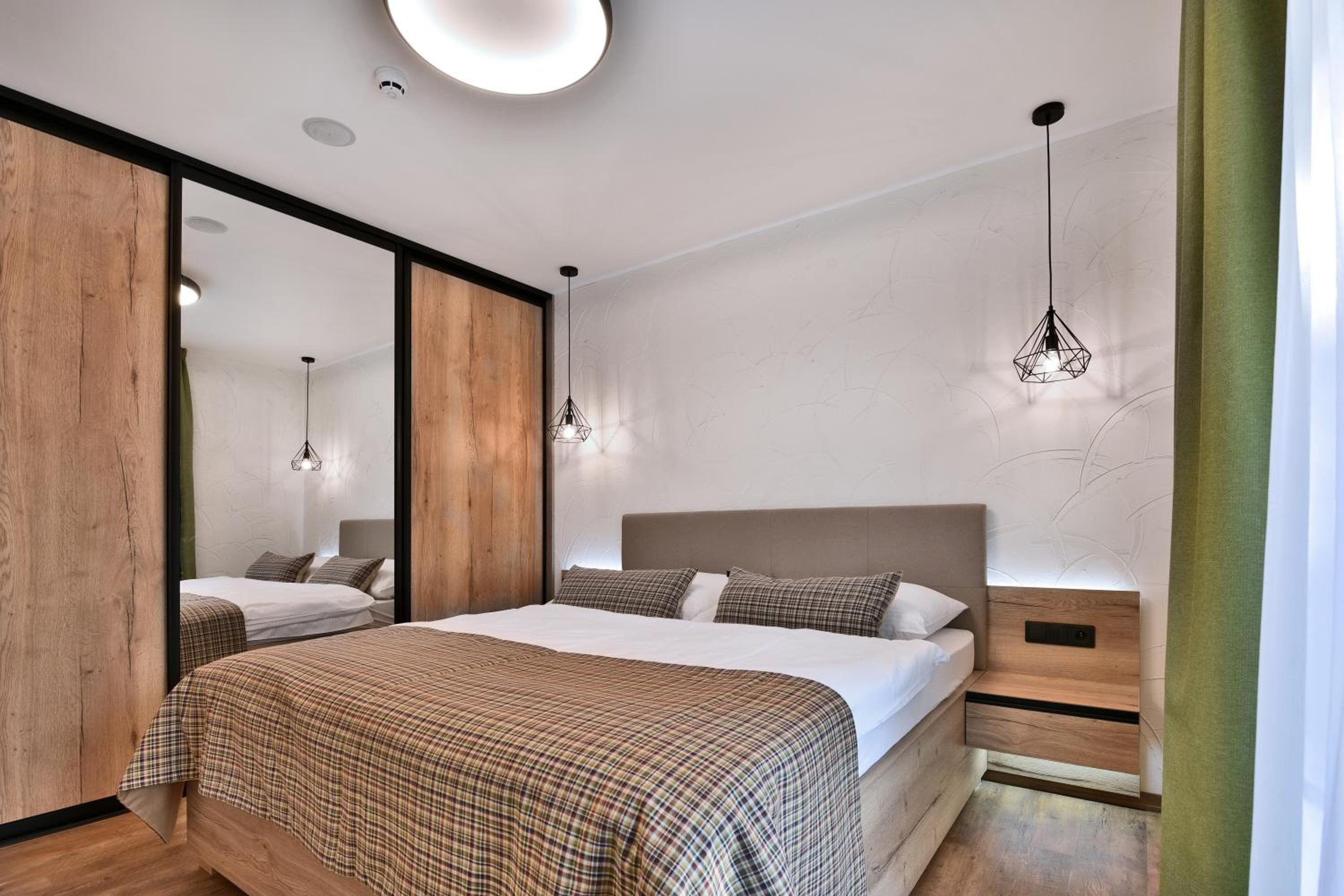 Apartment with Balcony - Photo 4