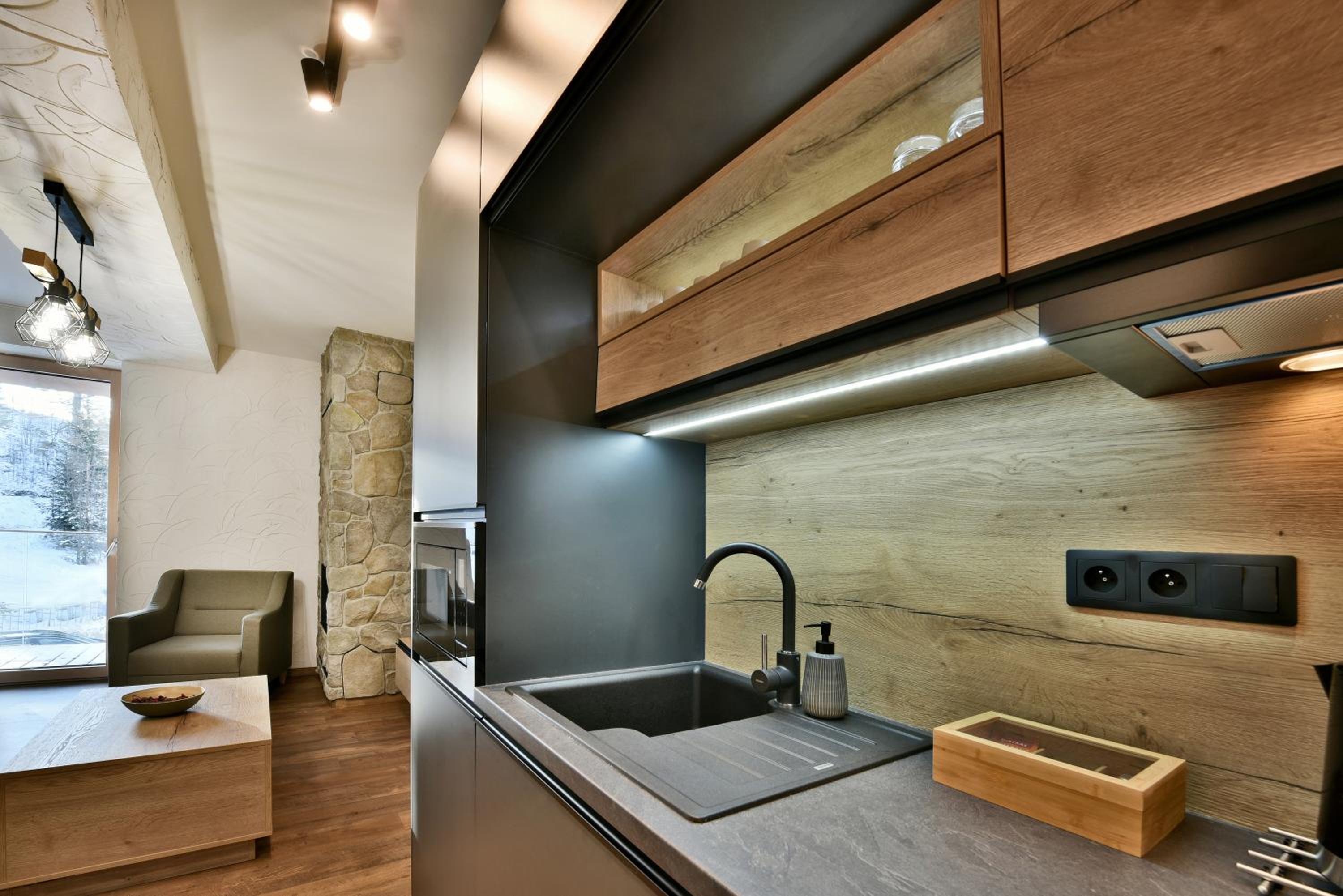 Apartment with Balcony - Photo 2