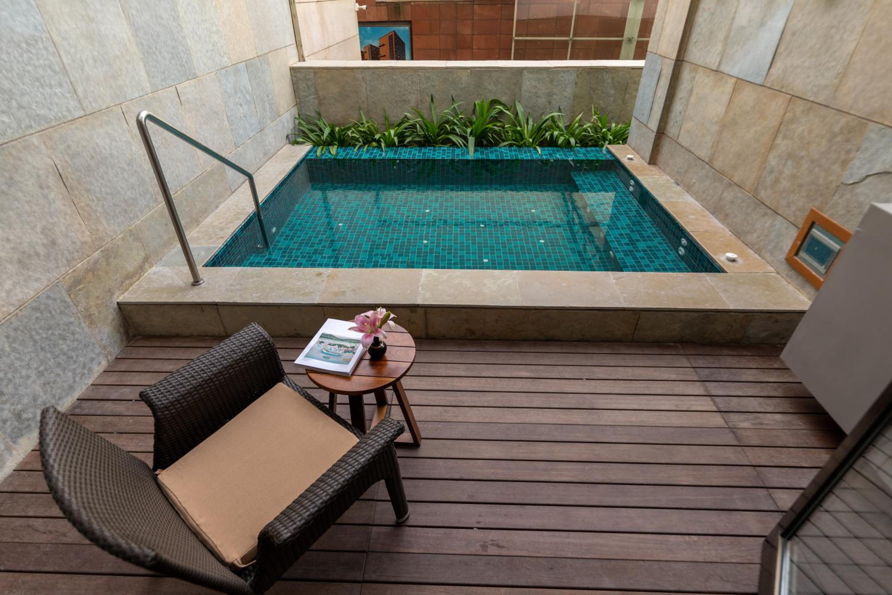 Taj Club room Jacuzzi with one way airport transfer, evening cocktail, 2 pcs of ironing non-cumulative basis - Photo 5