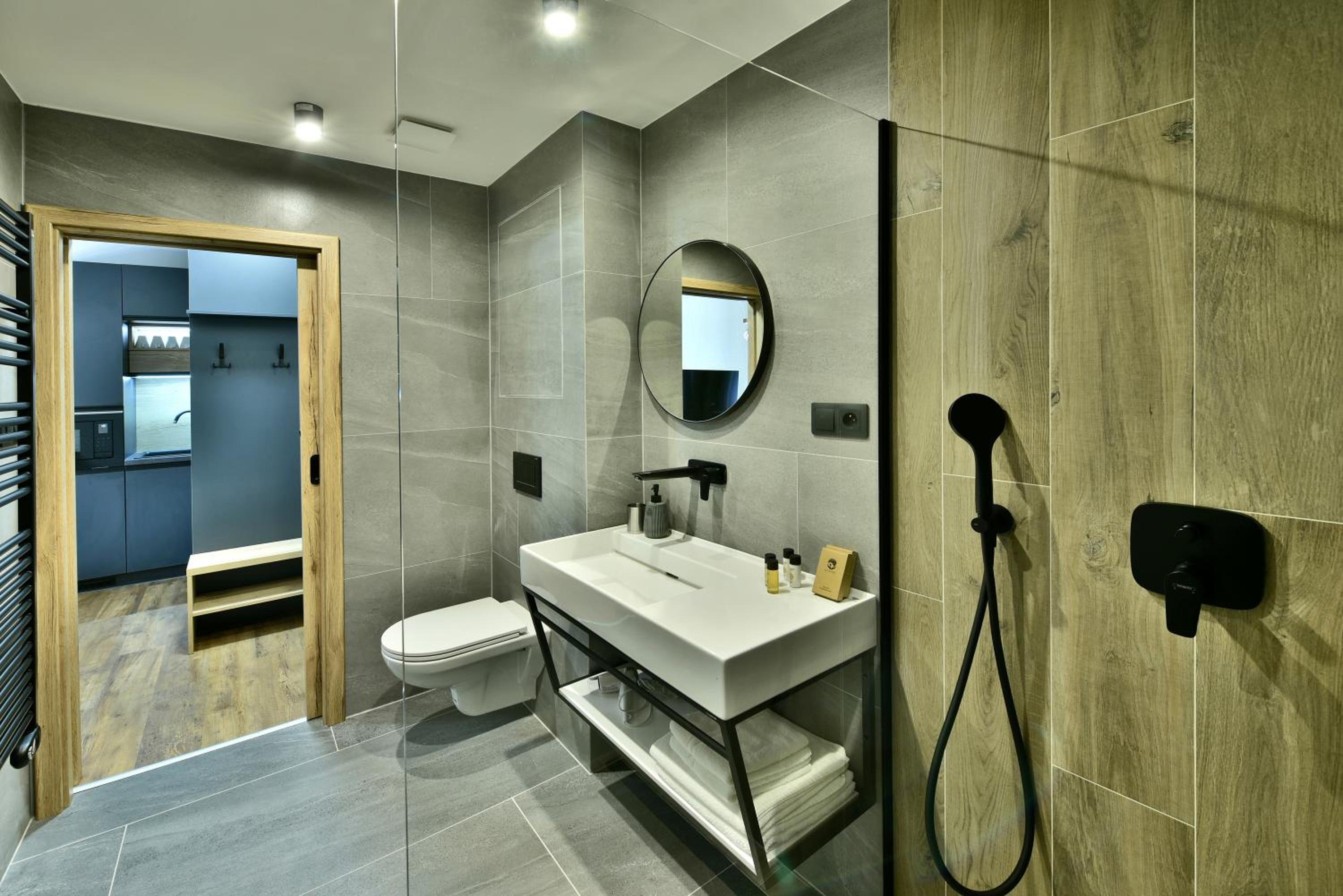 Apartment with Balcony - Photo 5