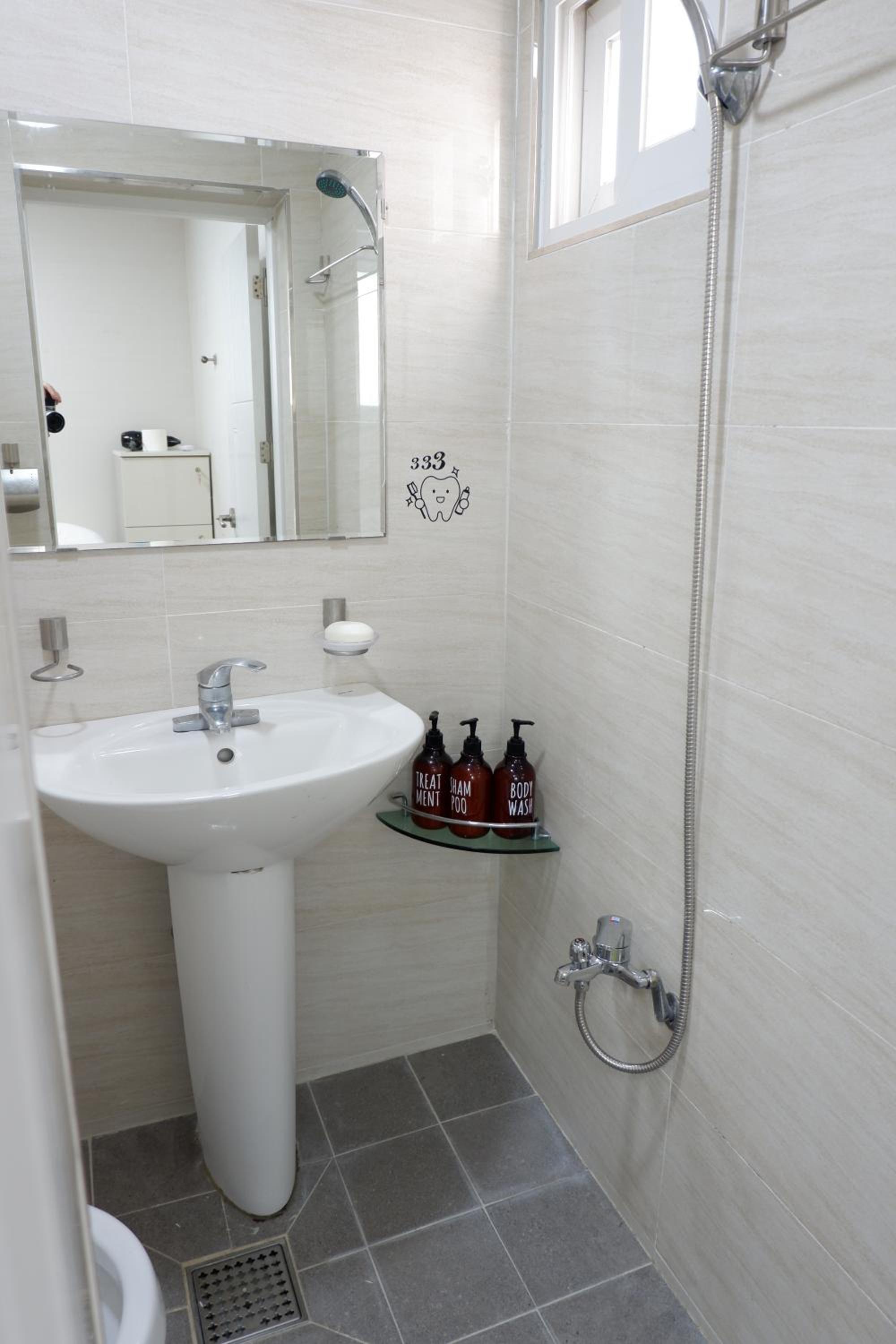 Single Room with Bathroom photo 2
