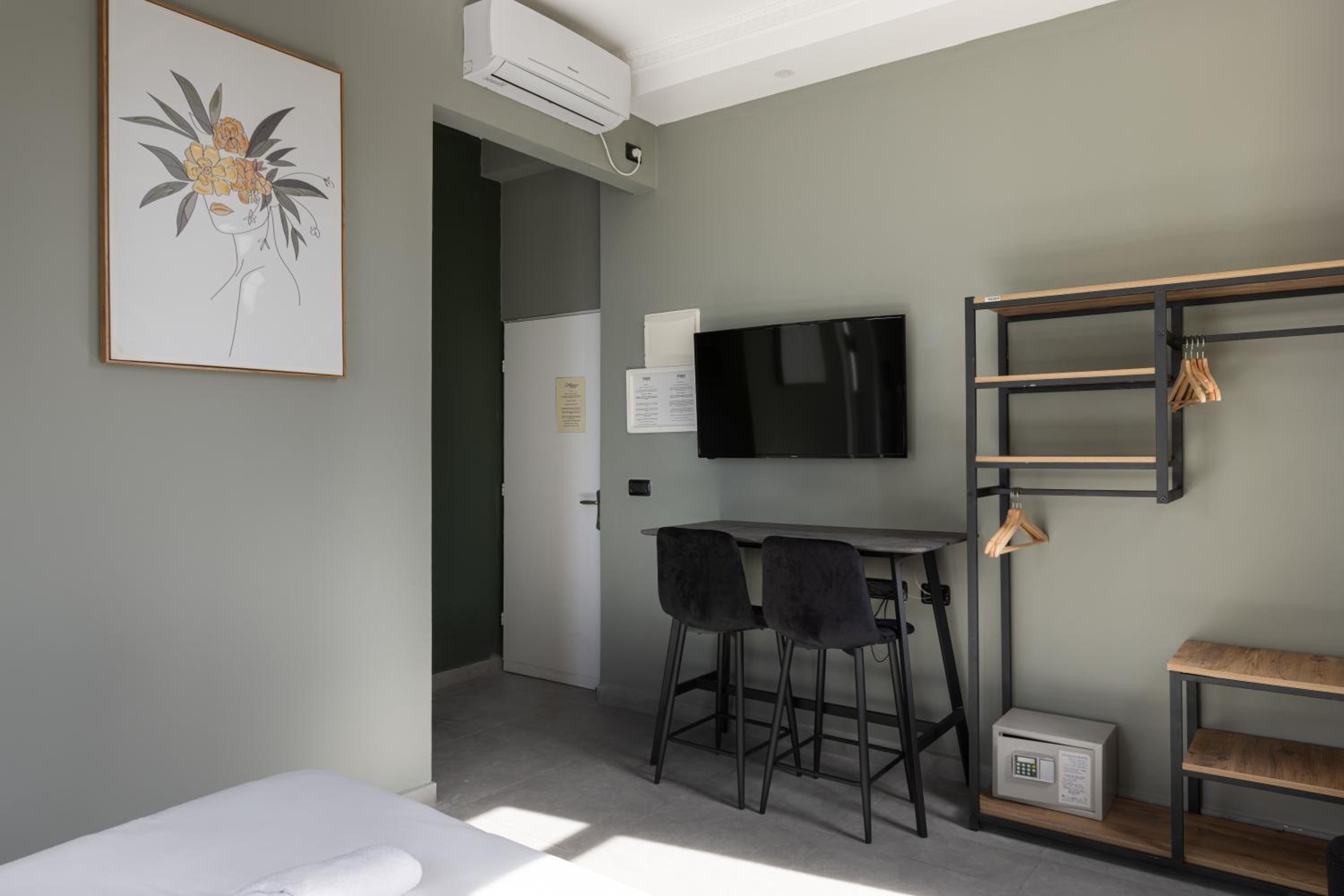 Studio with Balcony (2 Adults) - Photo 8