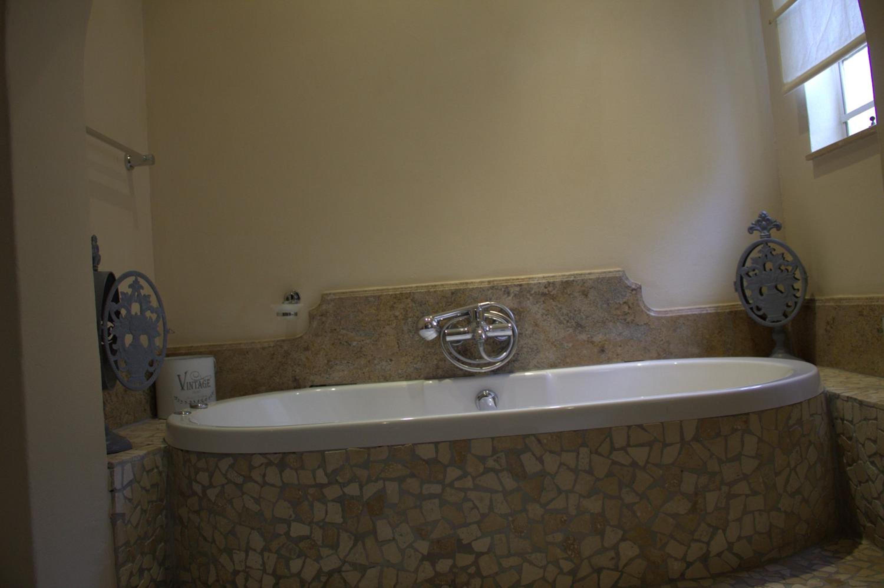 Standard King Room - Photo 7