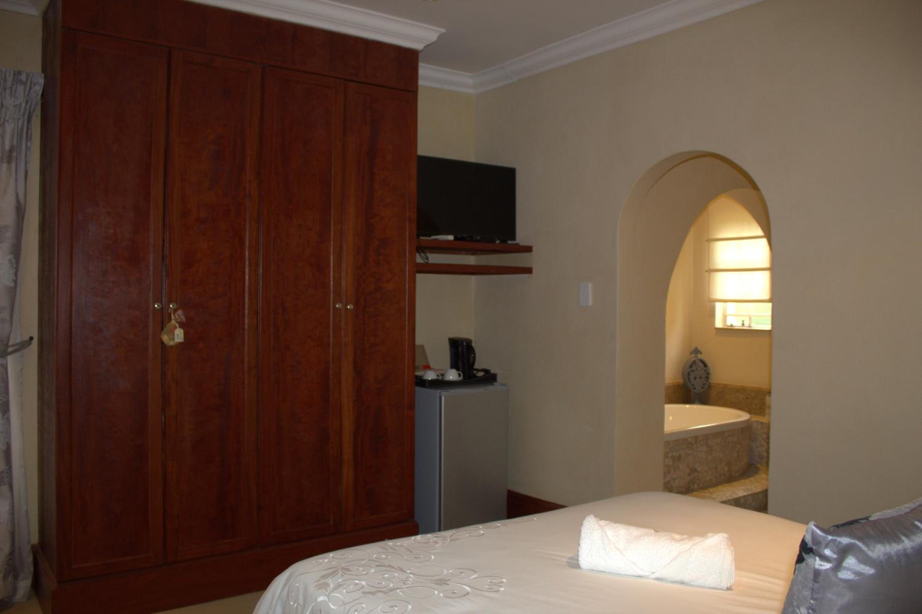 Standard King Room - Photo 5