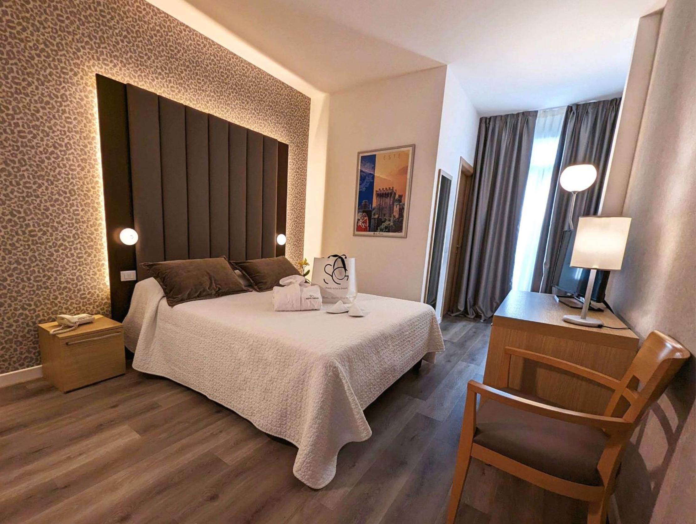 Standard Double or Twin Room photo 2