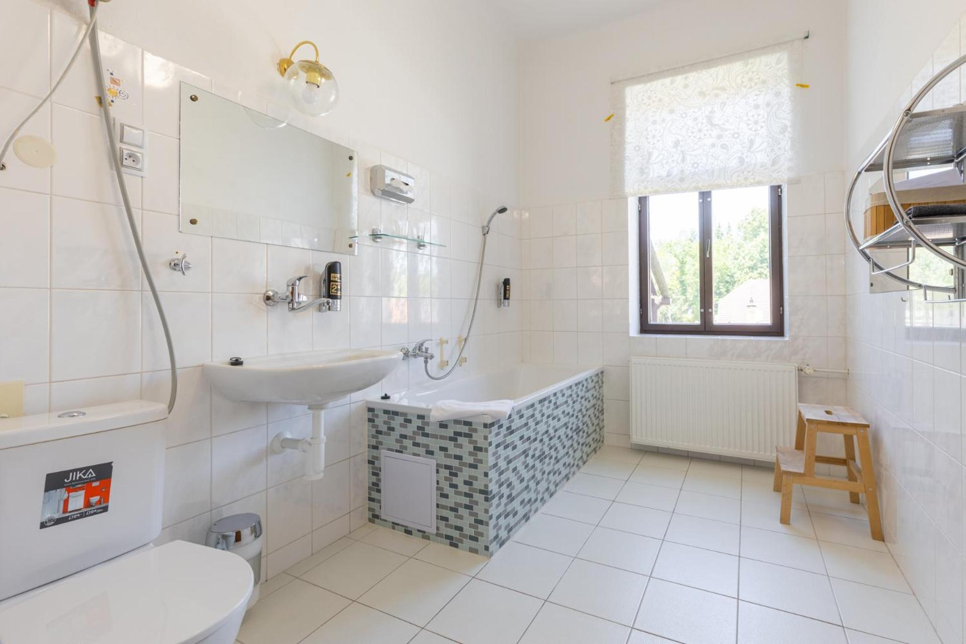 Standard Twin Room - Photo 10