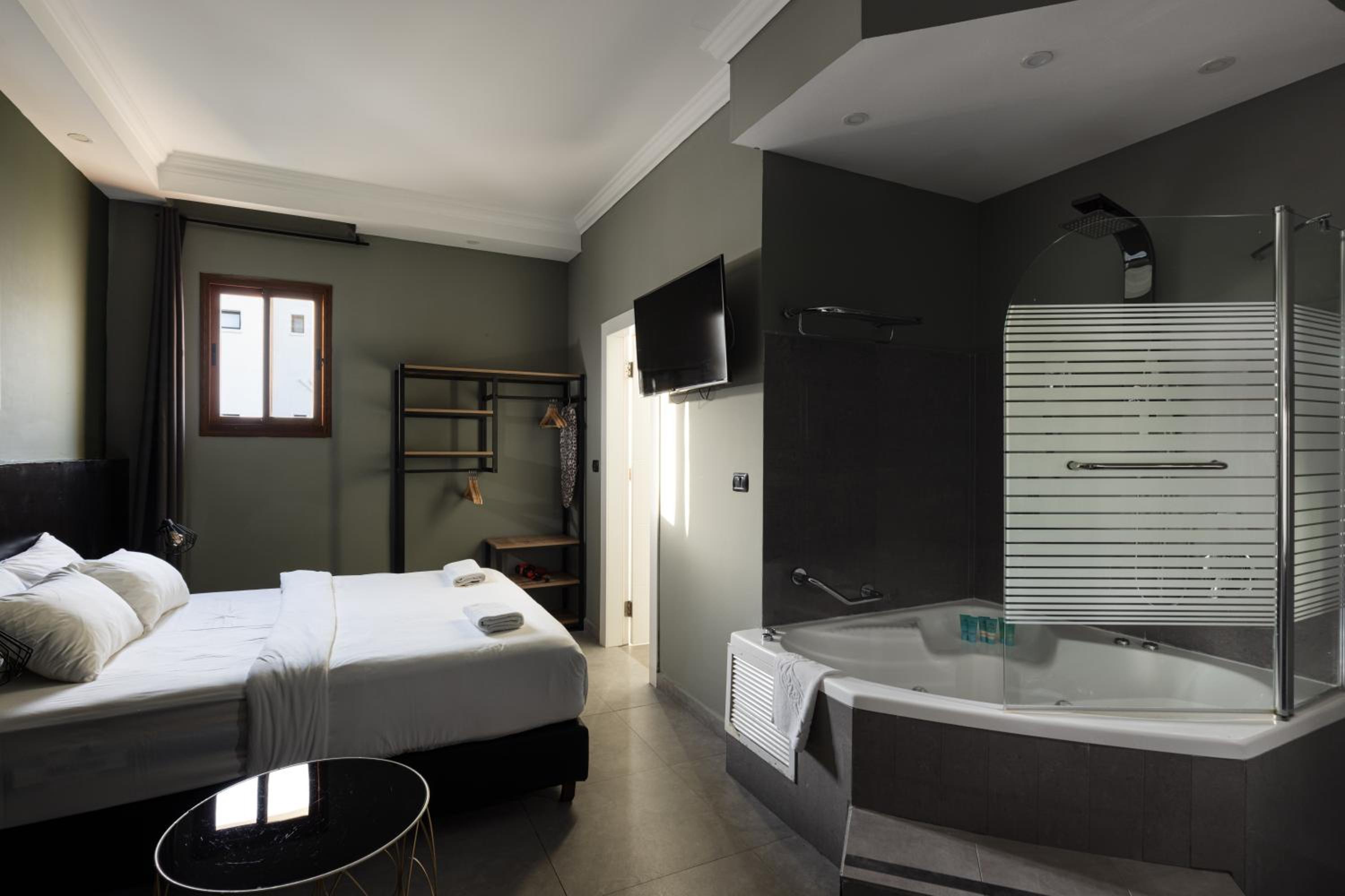 Superior Studio with Hot Tub - Photo 3