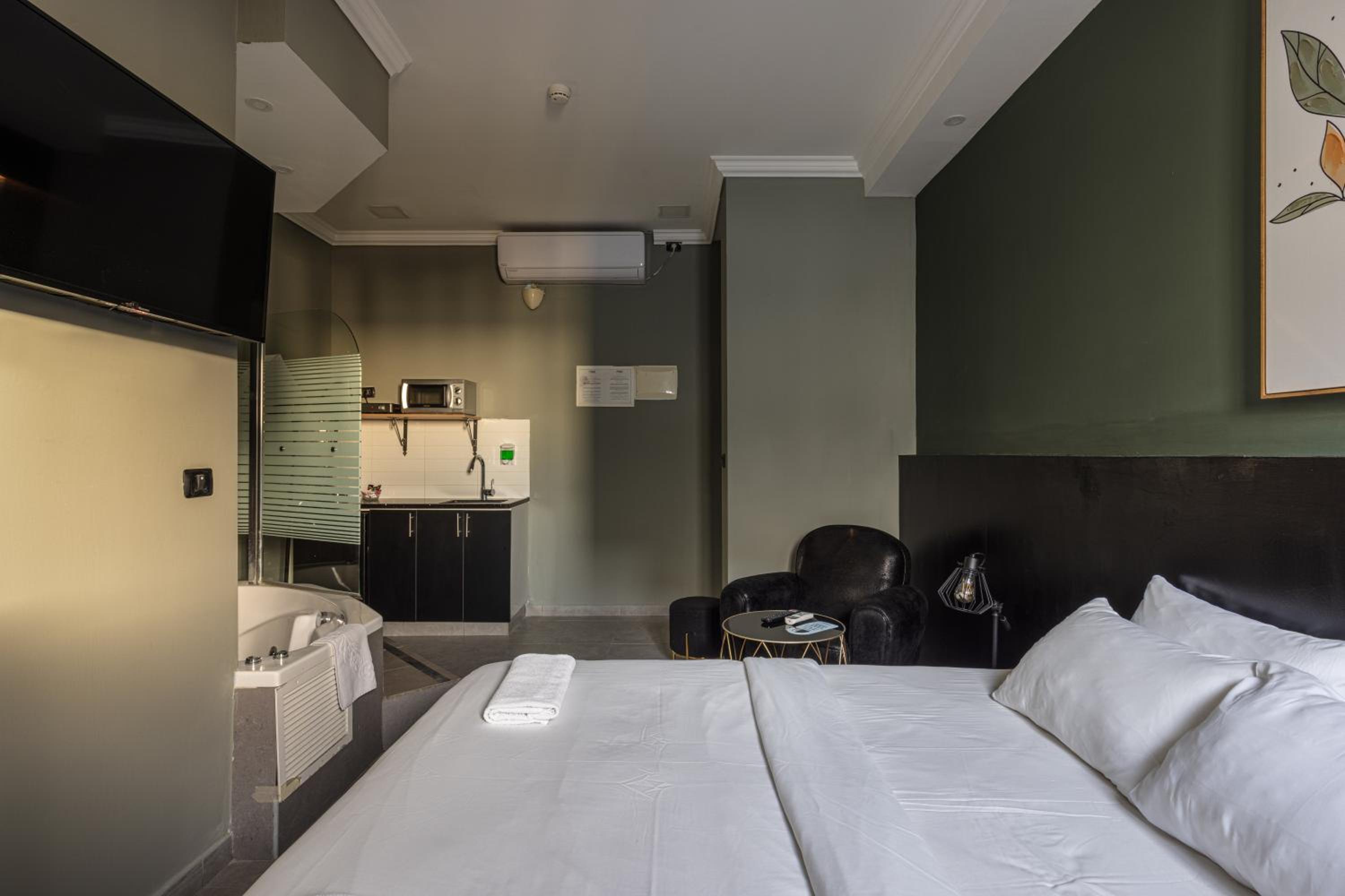 Superior Studio with Hot Tub - Photo 6