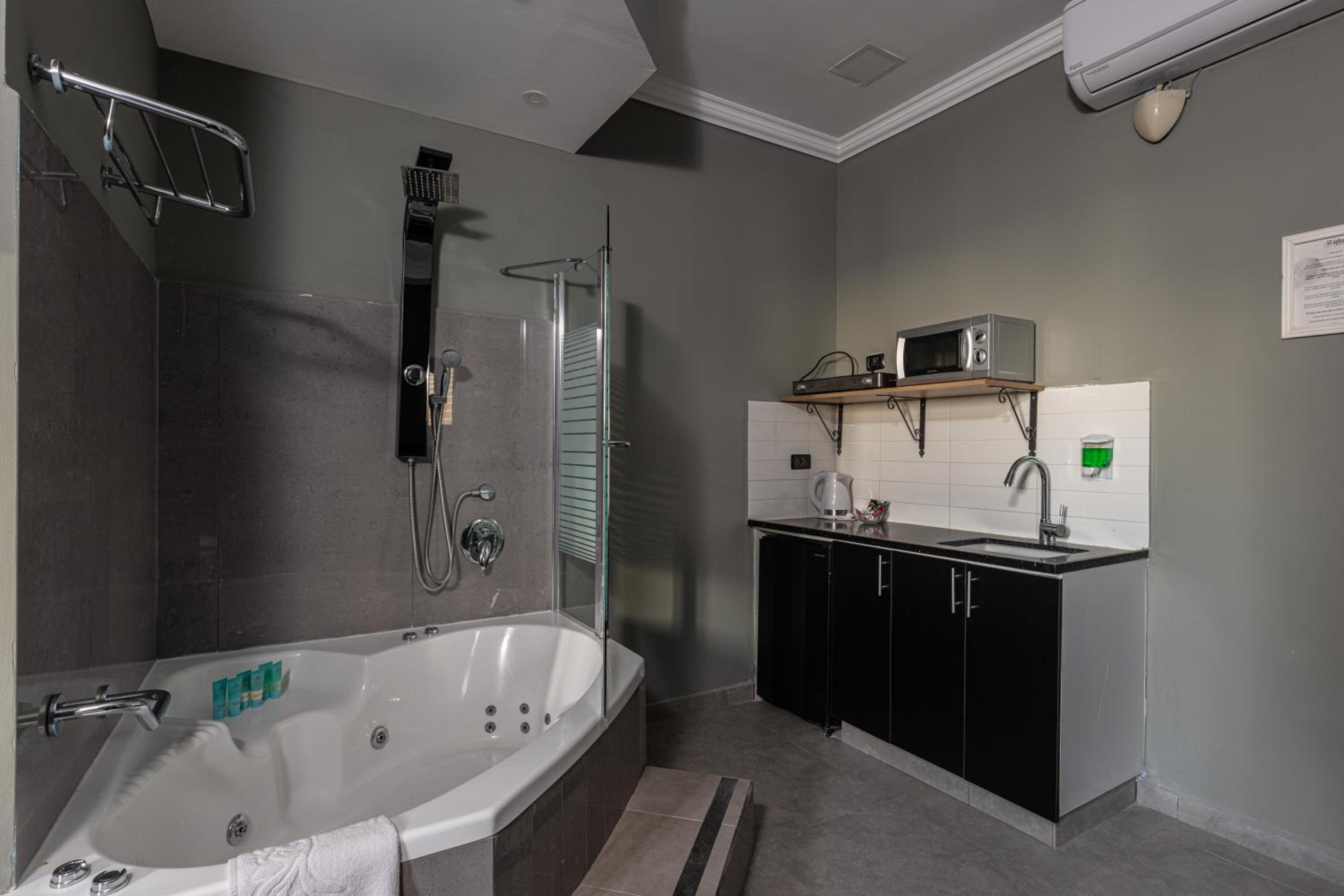 Superior Studio with Hot Tub - Photo 10