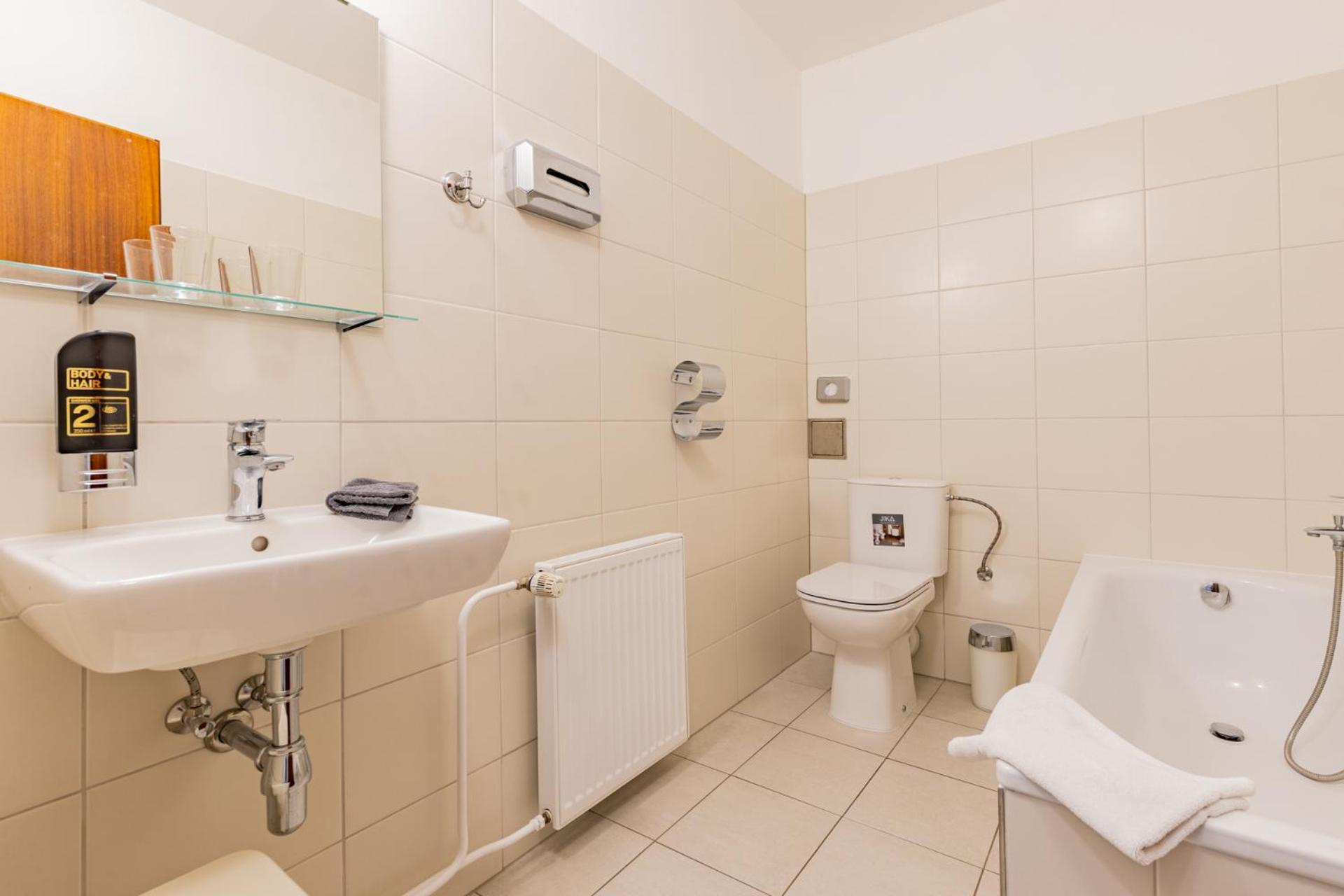 Standard King Room - Photo 7