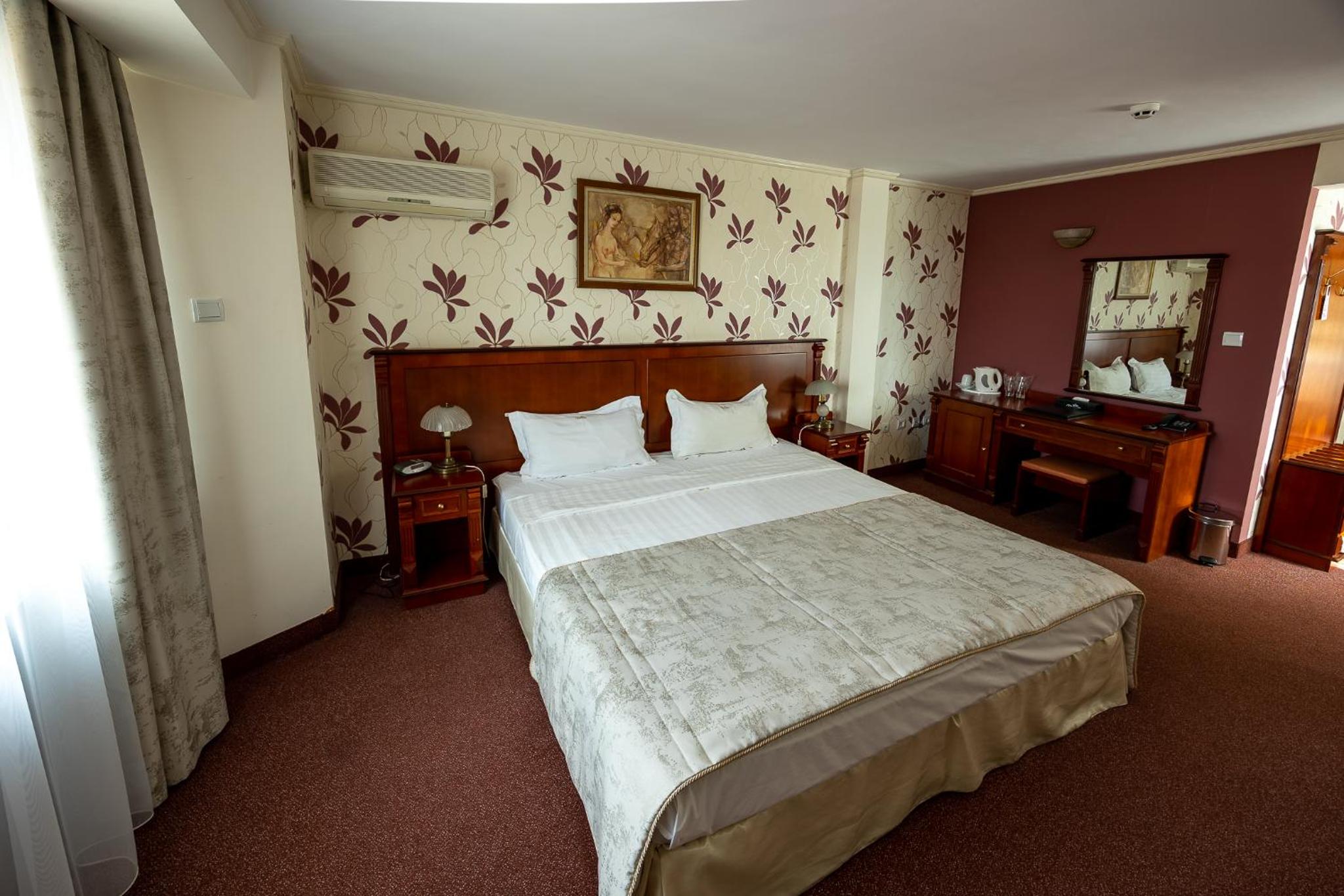Deluxe Queen Room
