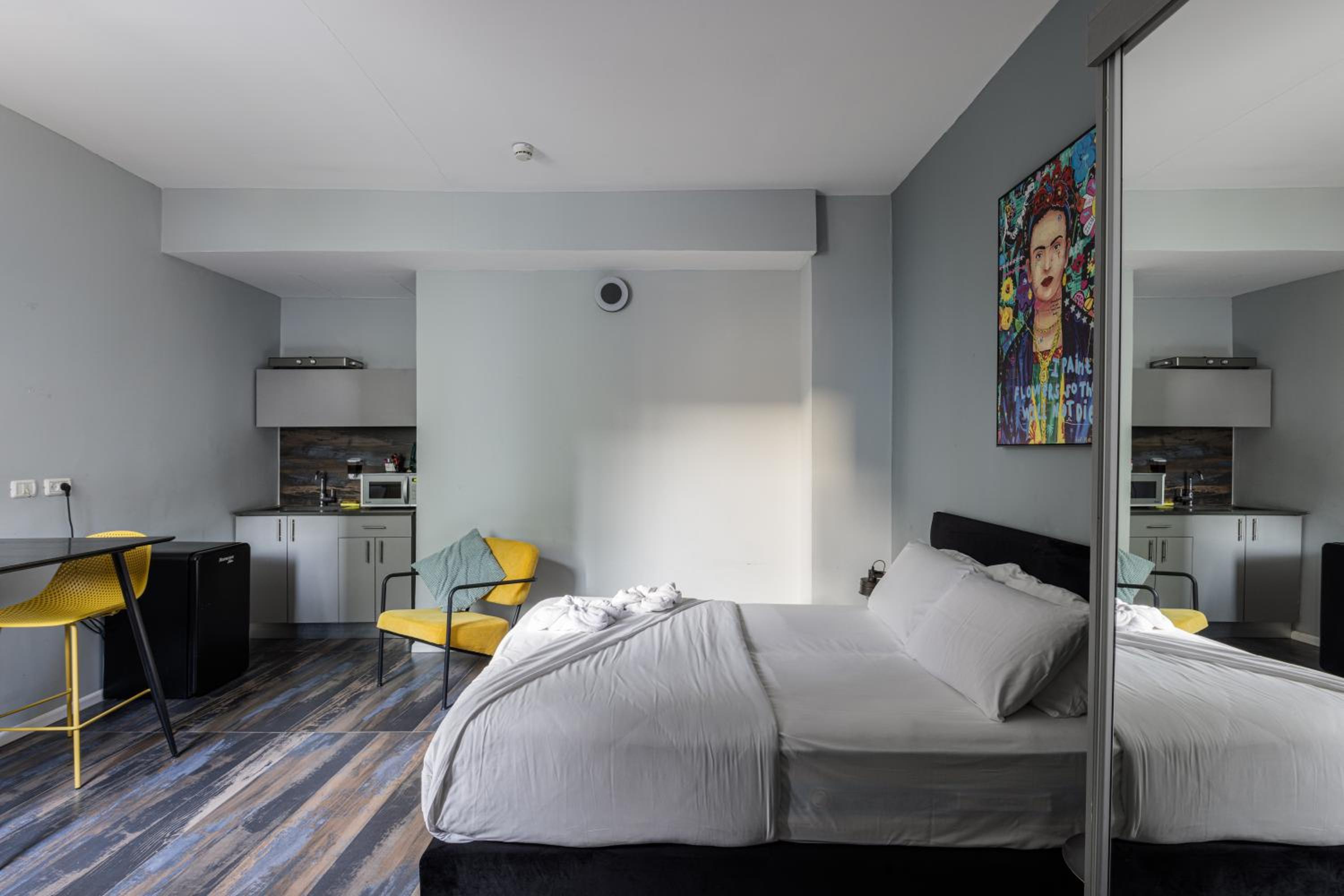 Deluxe Studio with Kitchenette - Photo 6