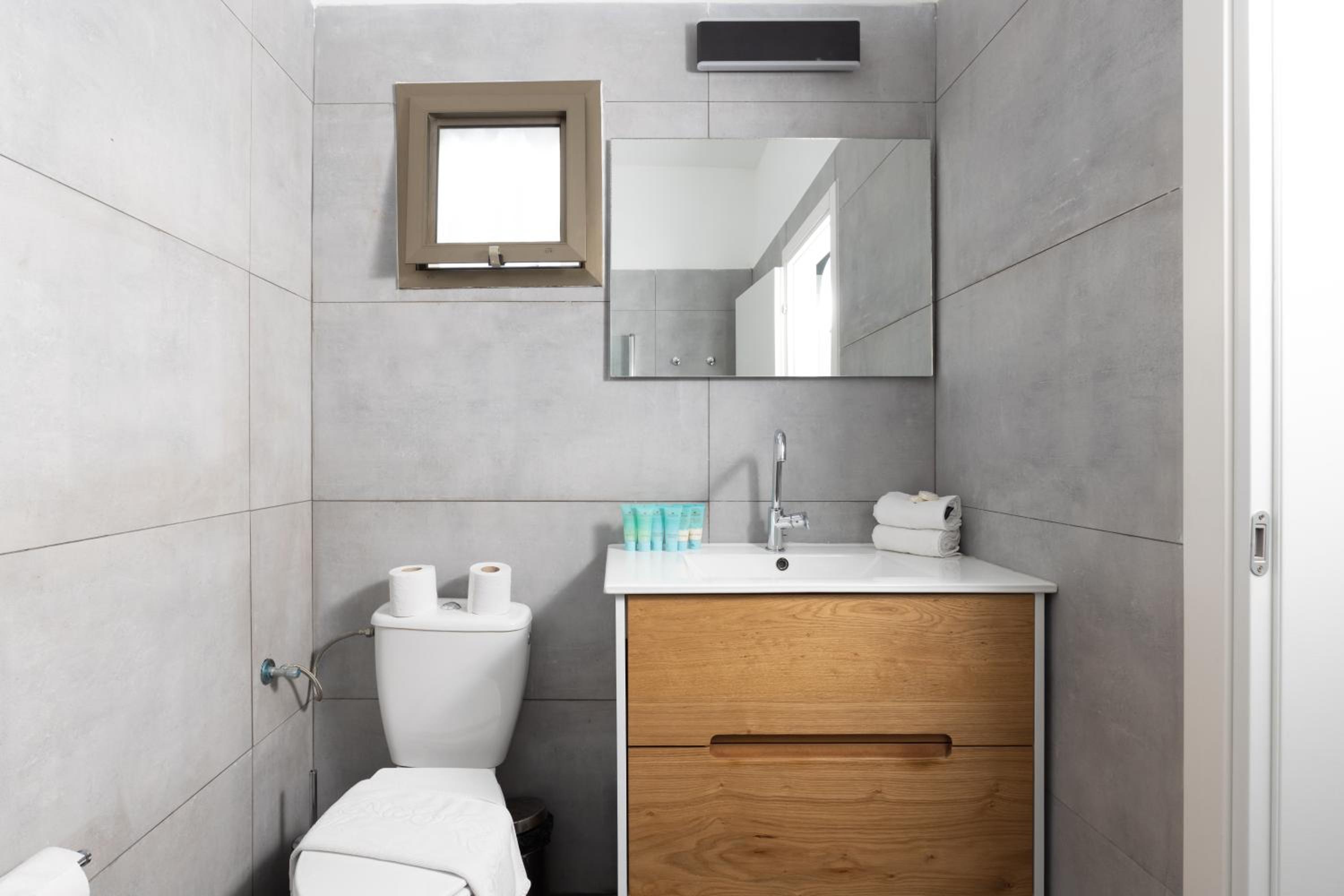 Deluxe Studio with Kitchenette - Photo 2