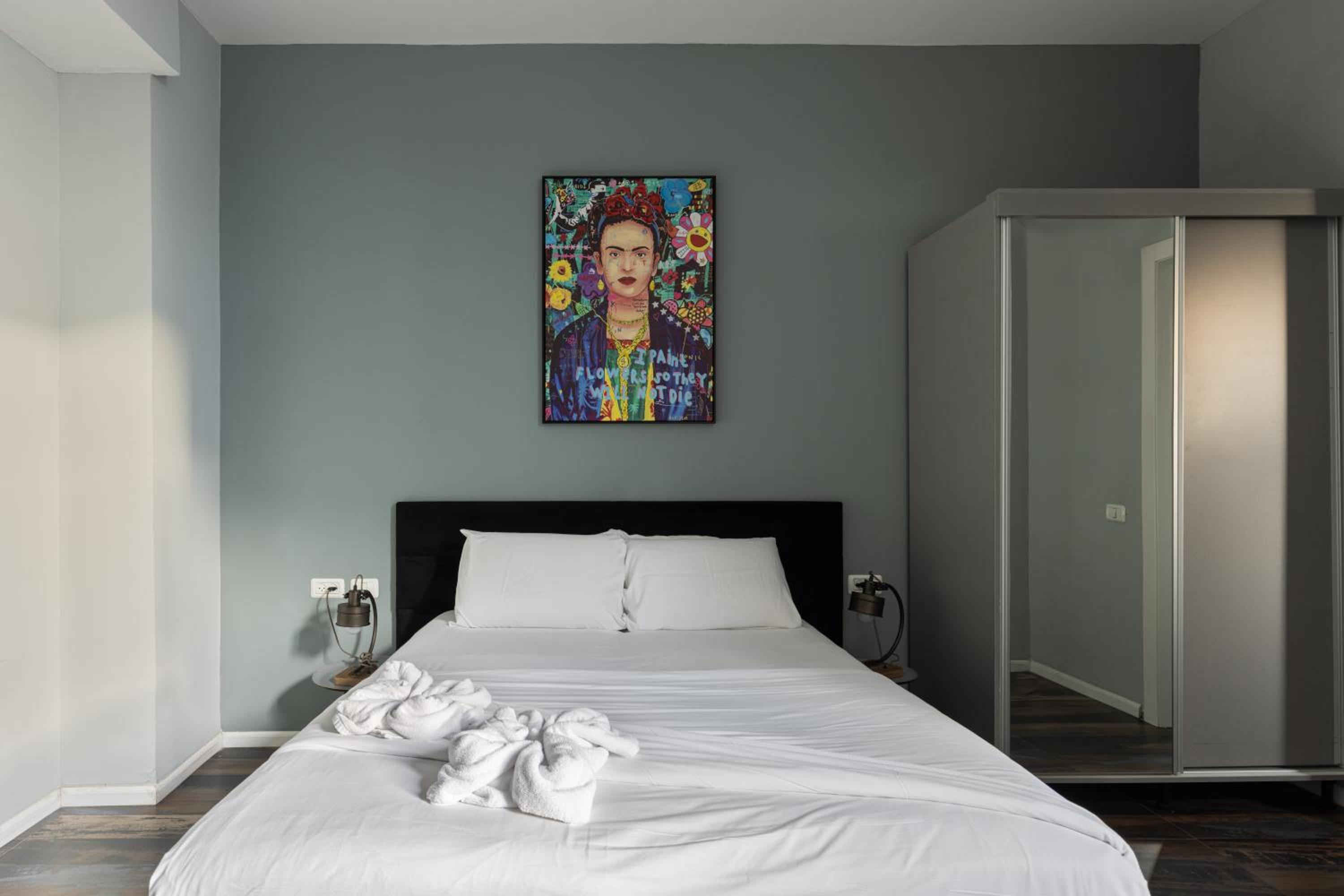 Deluxe Studio with Kitchenette - Photo 3