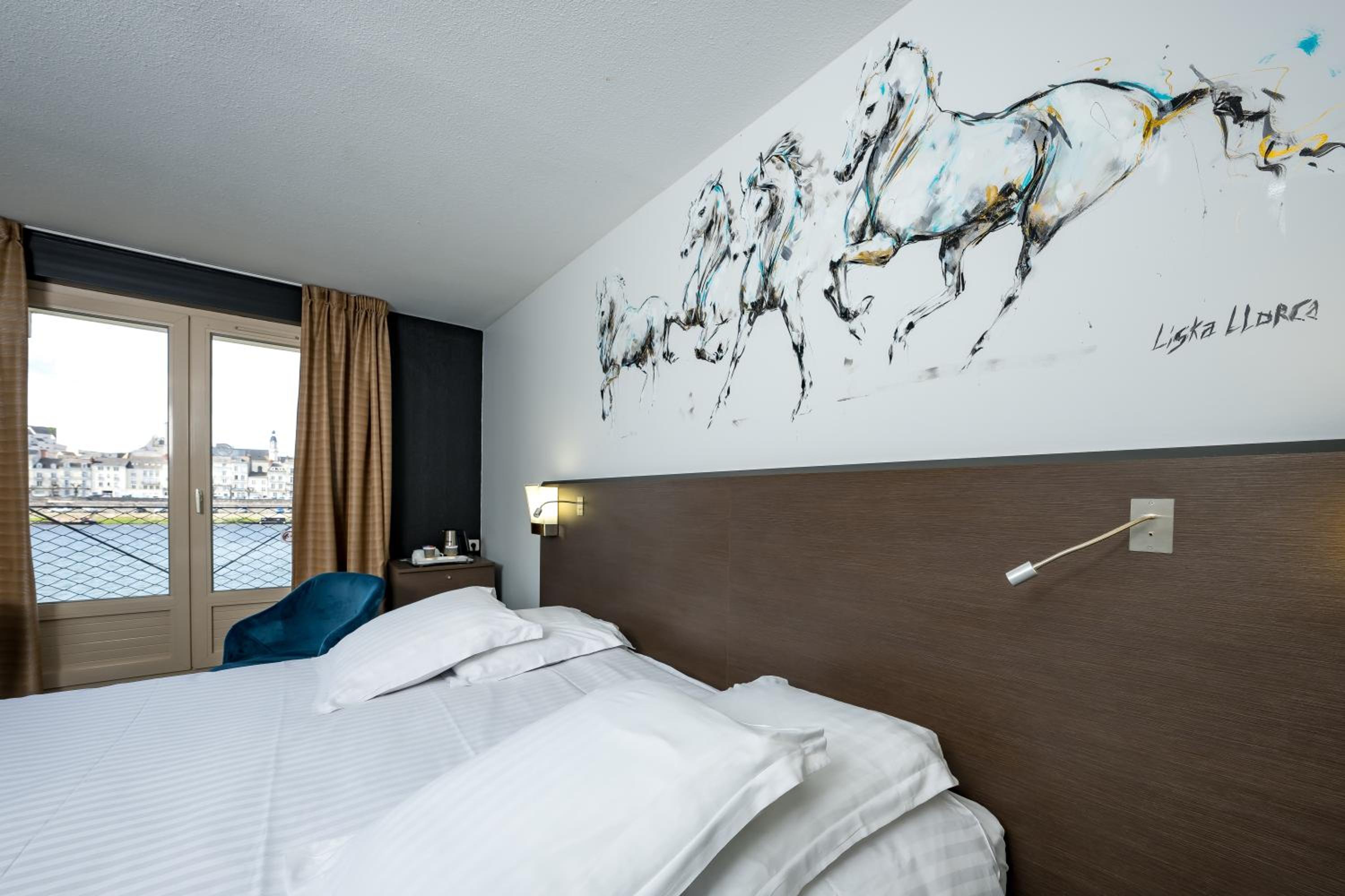 Classic Queen Room with River View - Photo 3