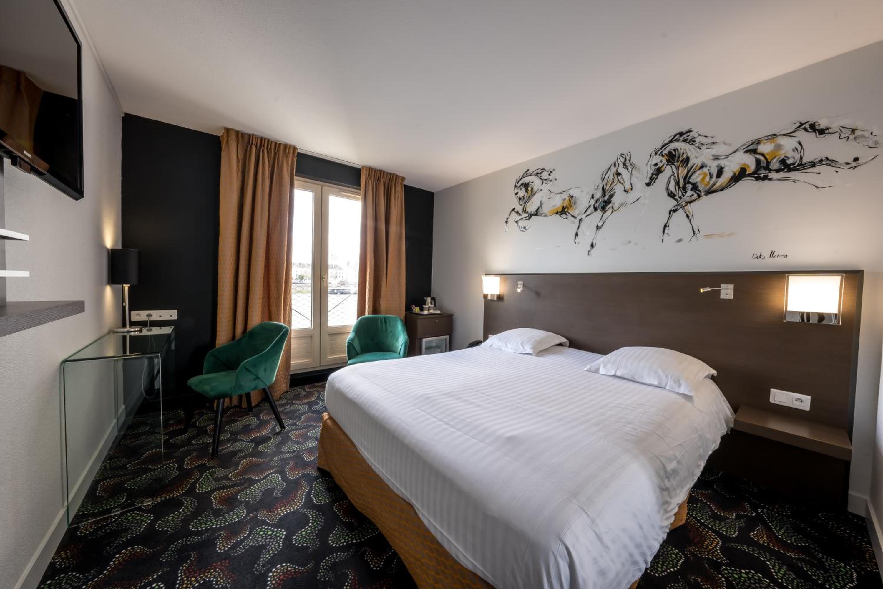 Classic Queen Room with River View - Photo 7