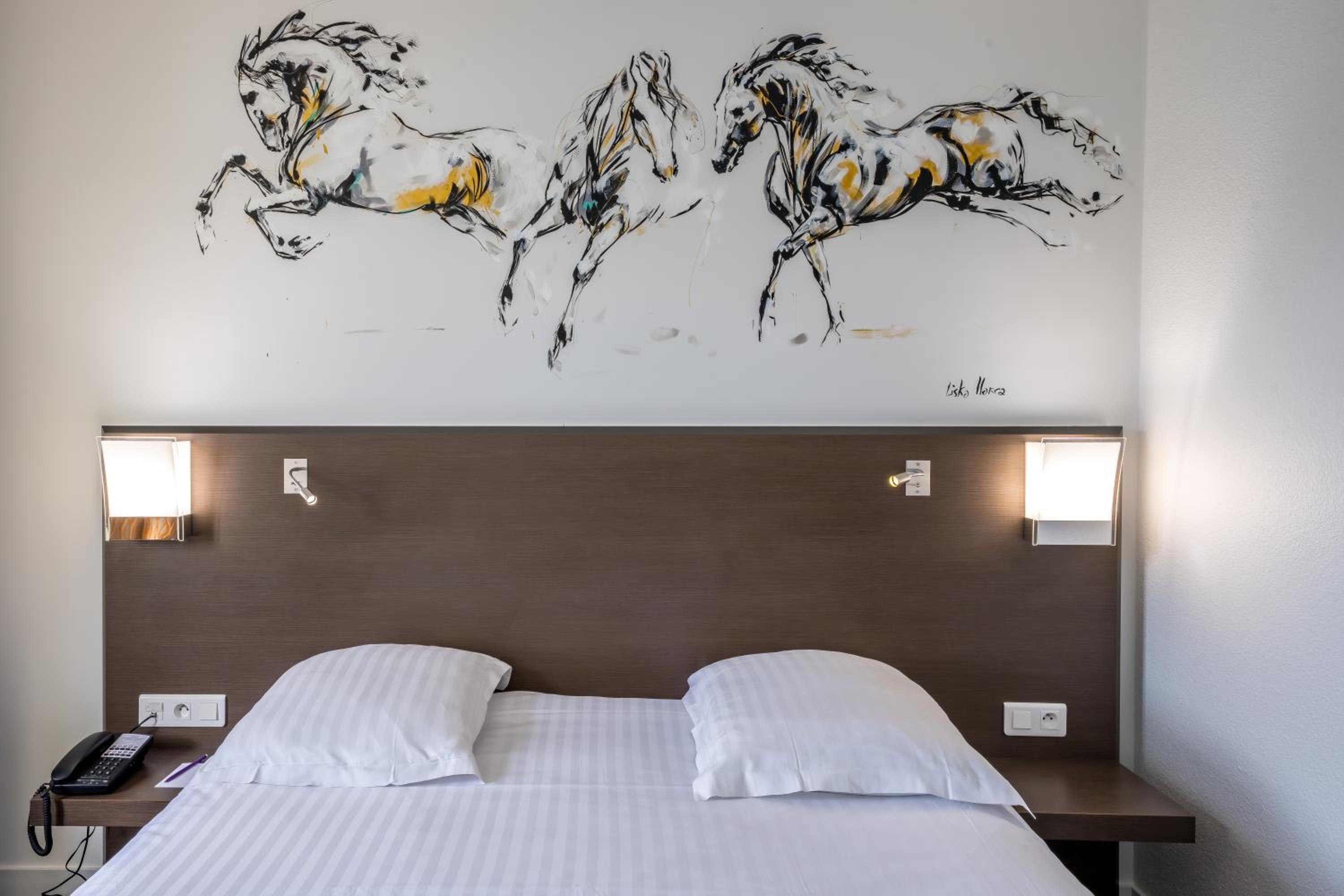 Classic Queen Room with River View - Photo 4