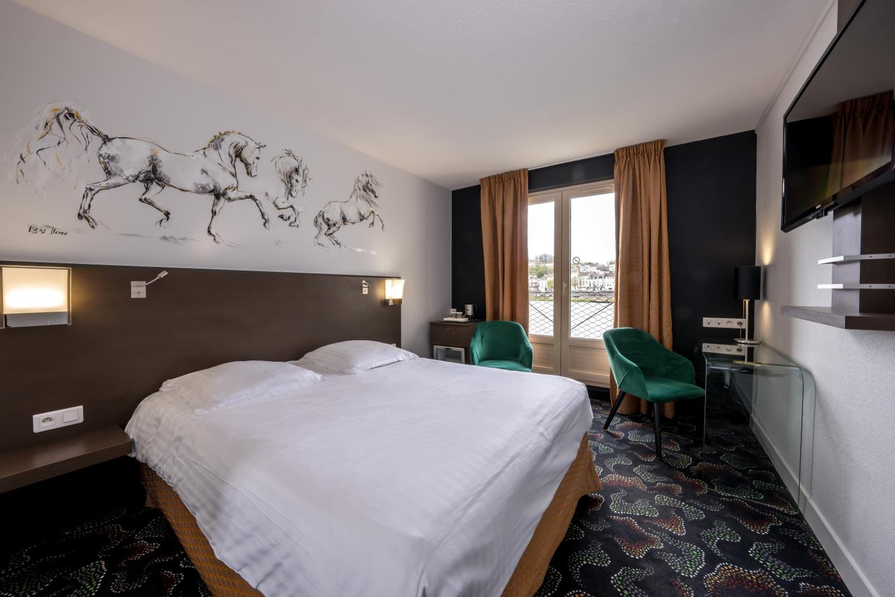 Classic Queen Room with River View - Photo 6