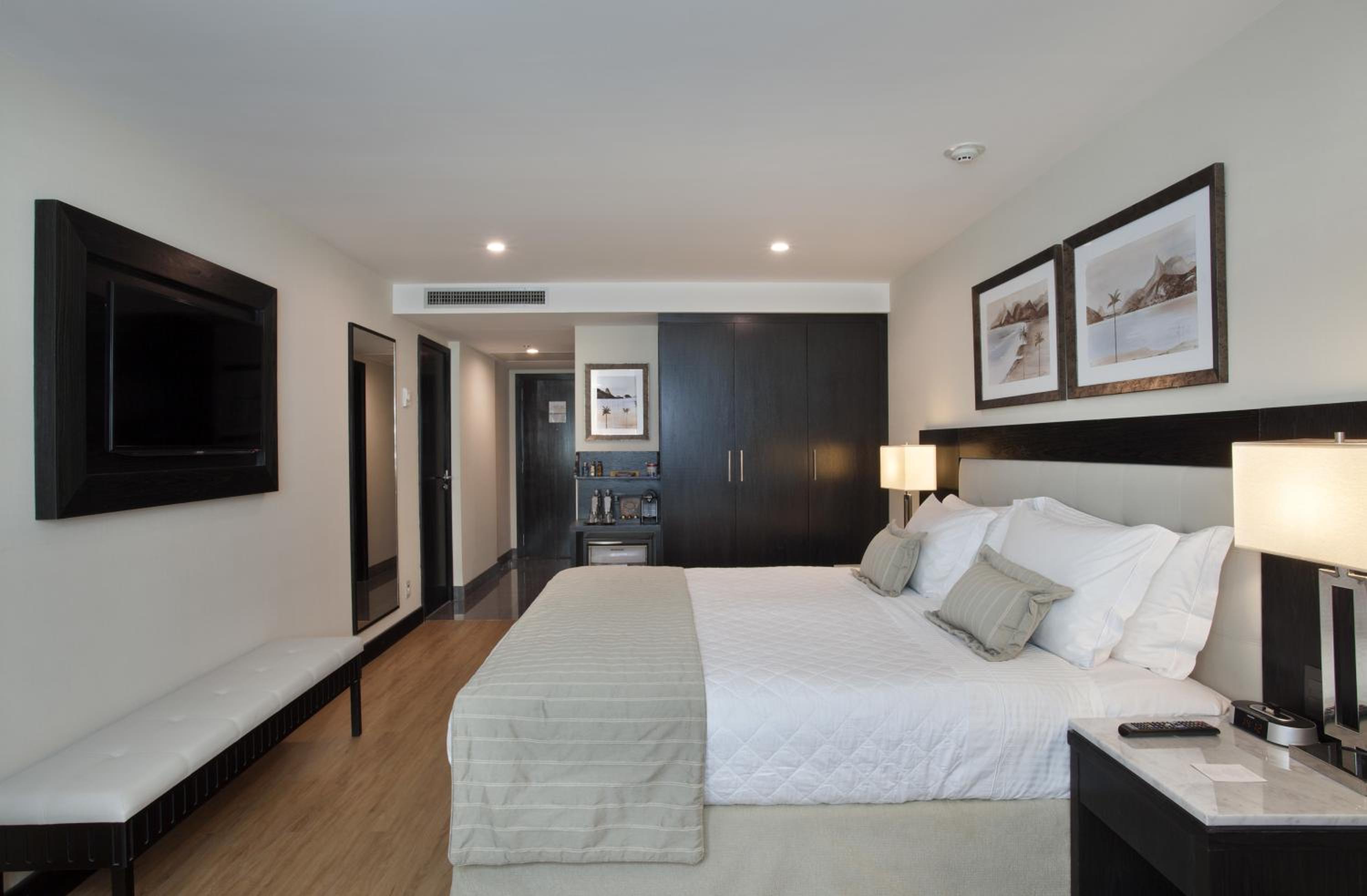 Superior Double Room with Partial Ocean View