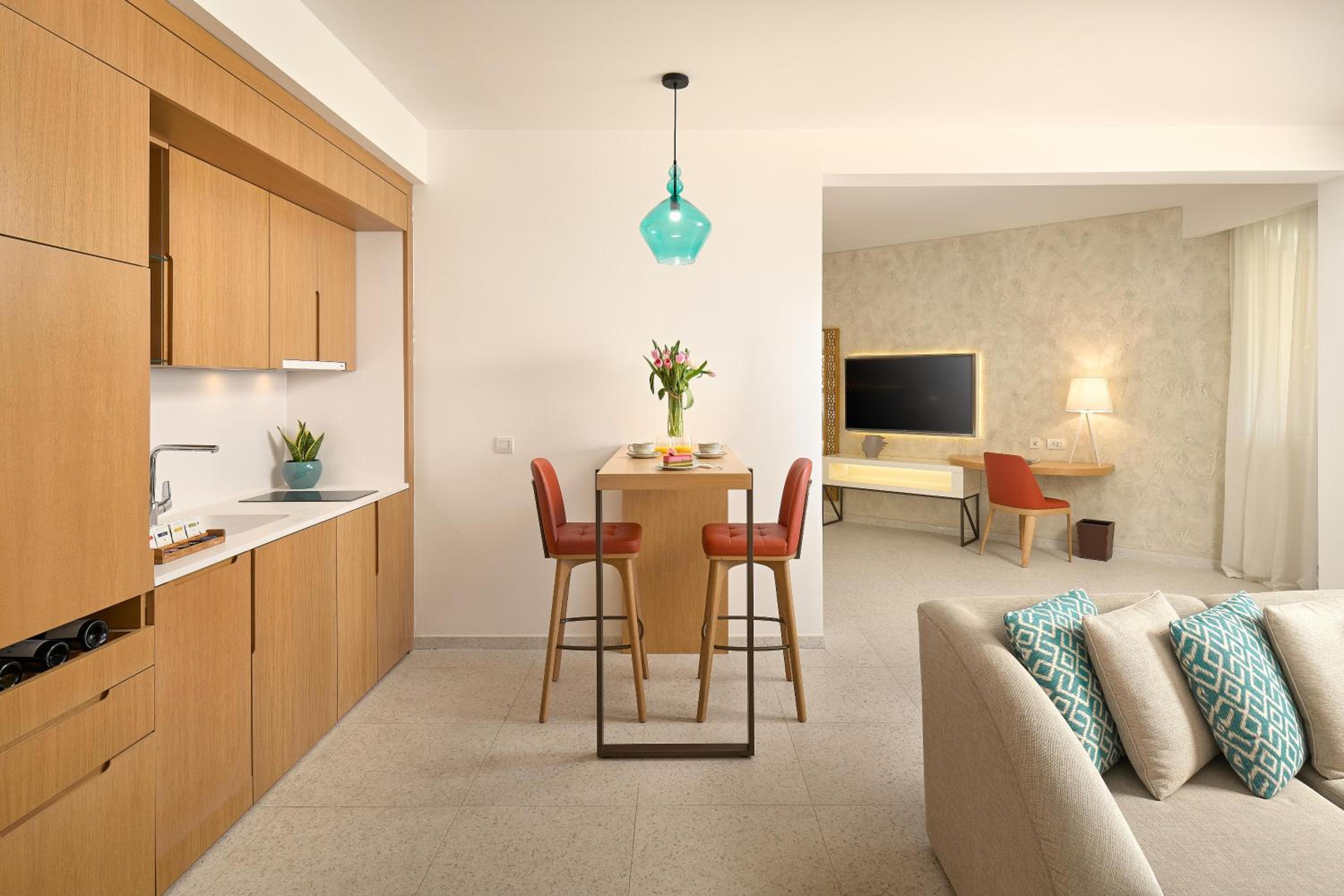 Junior Suite with Partial Sea View - Photo 6