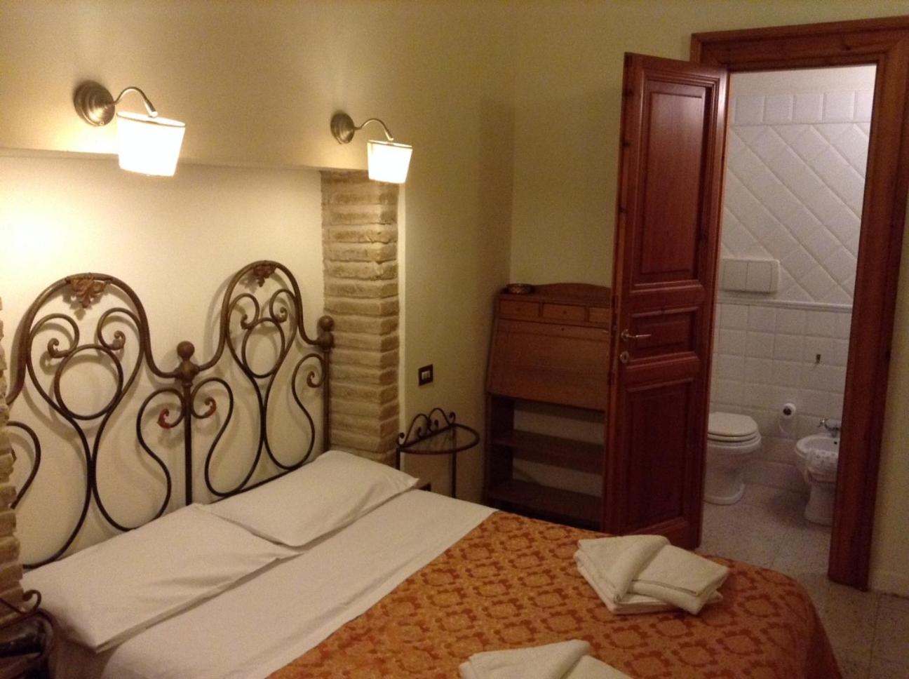 Budget Double Room photo 2