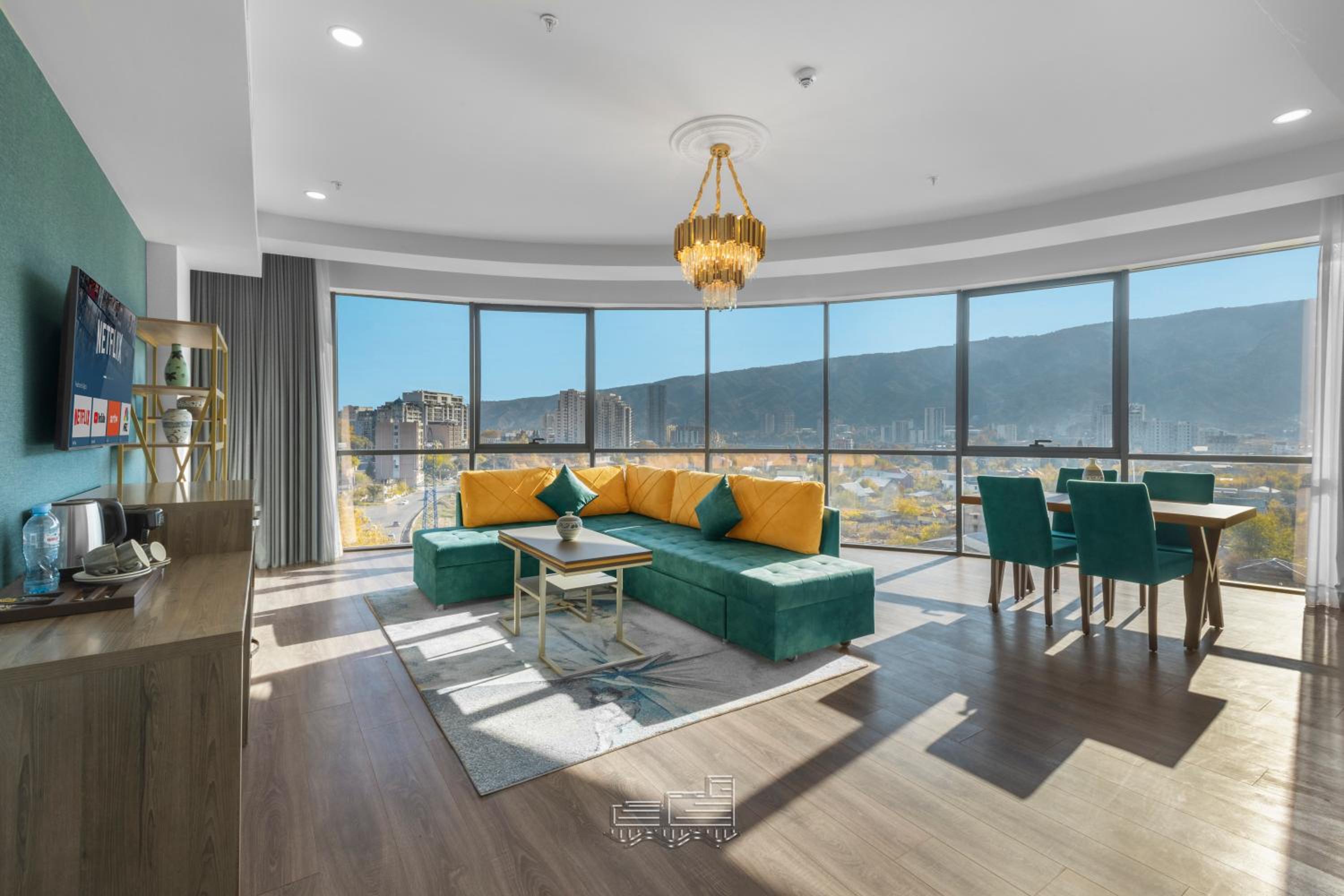 Suite - Photo 1