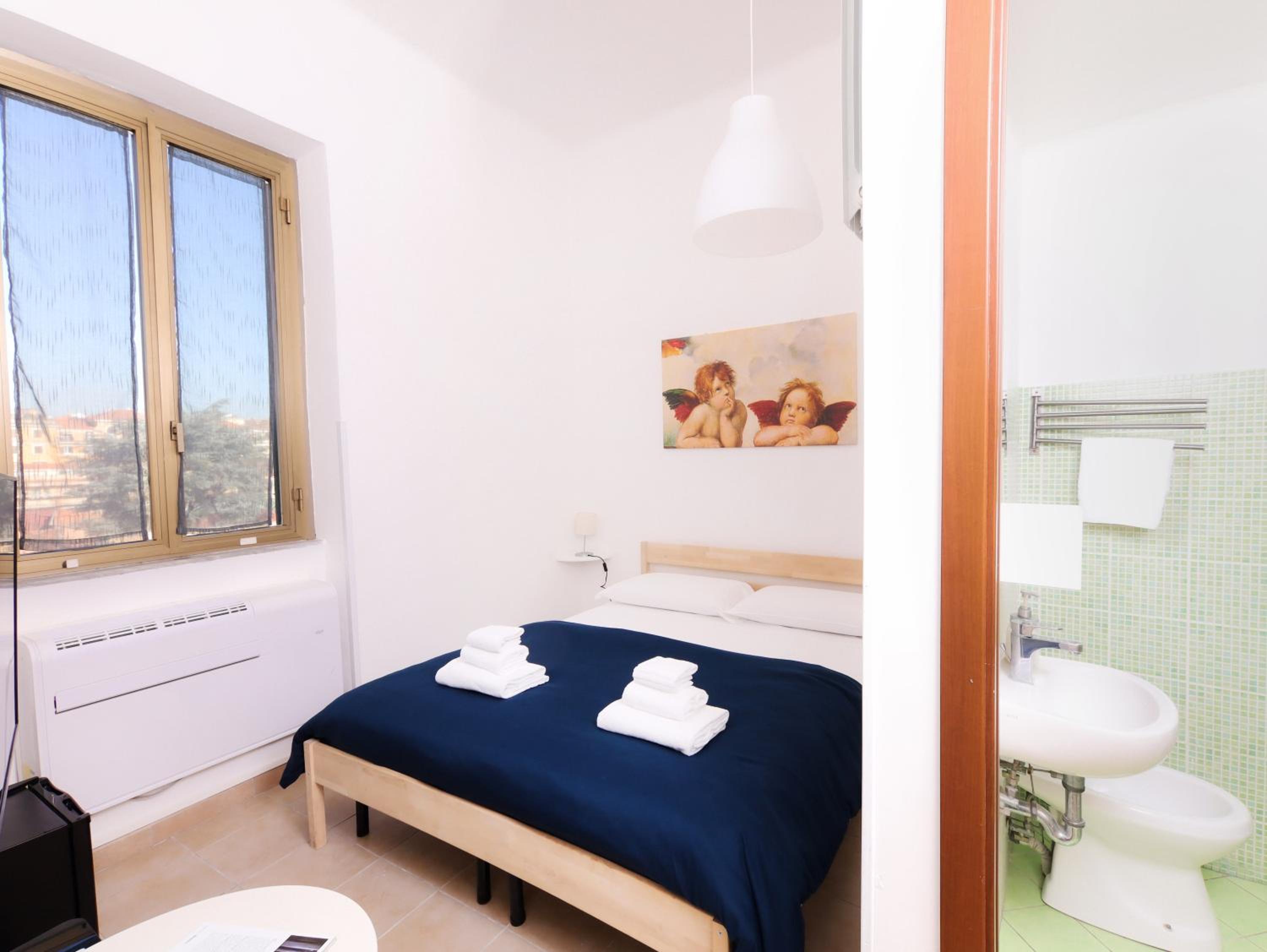Deluxe Double Room with Shower photo 3
