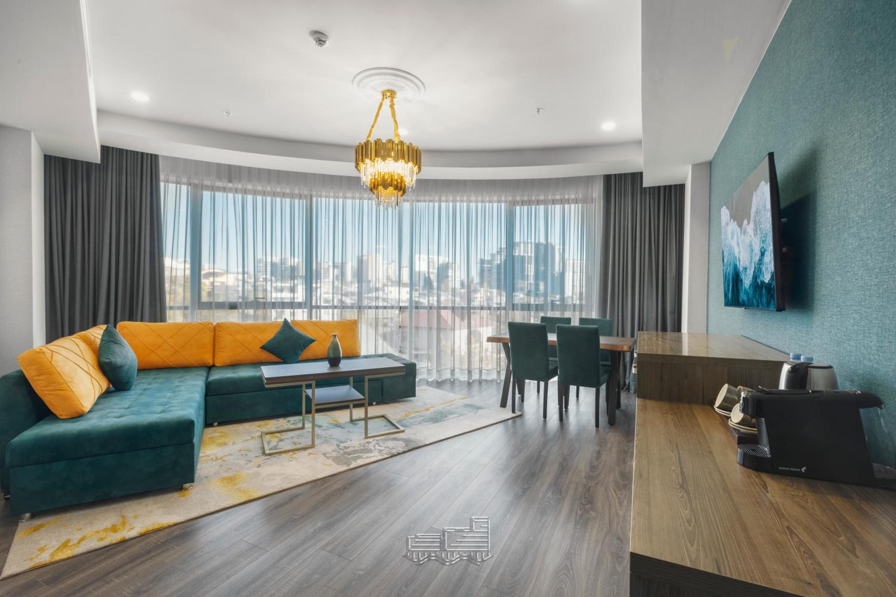 Suite - Photo 3