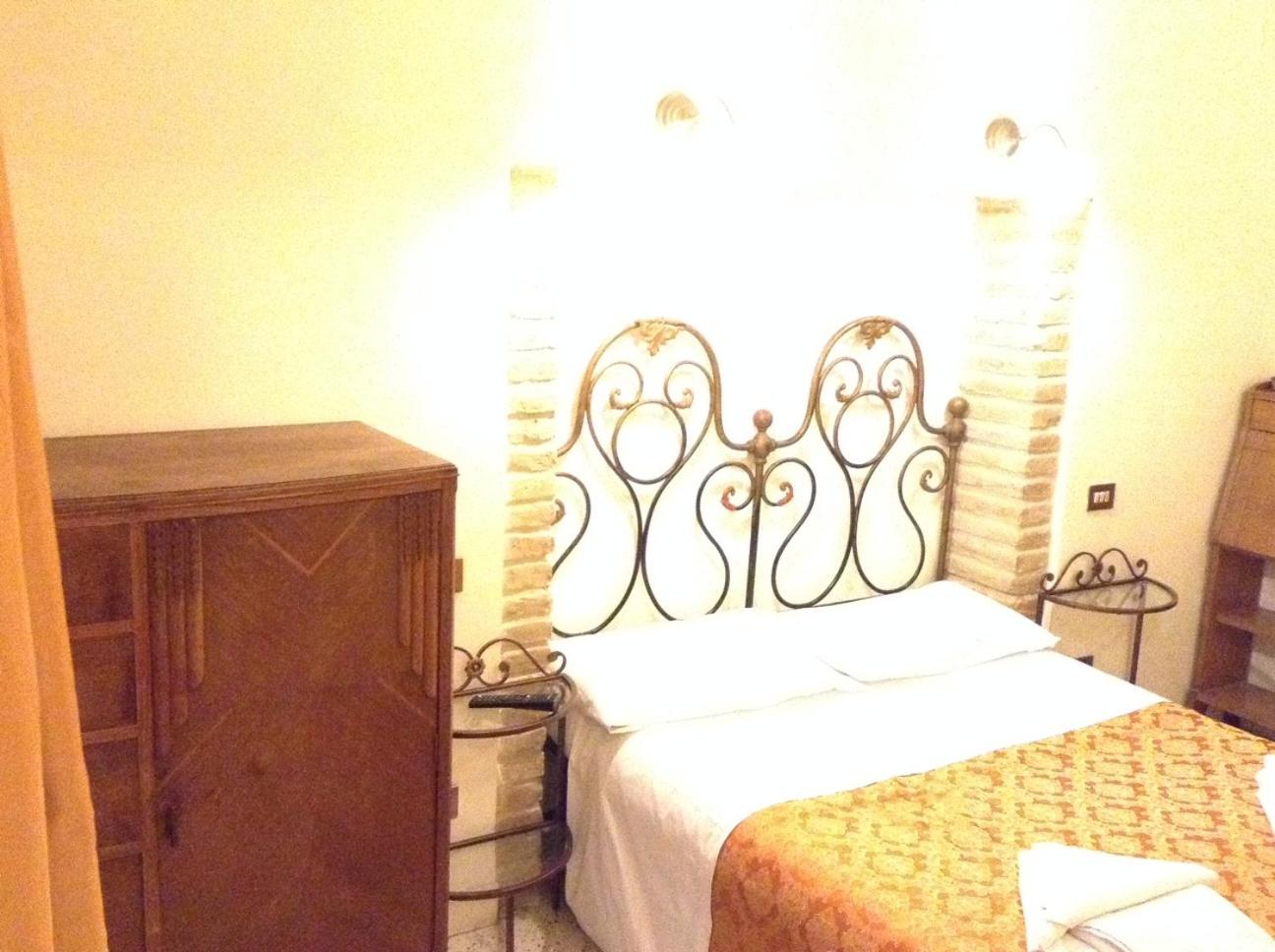 Budget Double Room photo 2