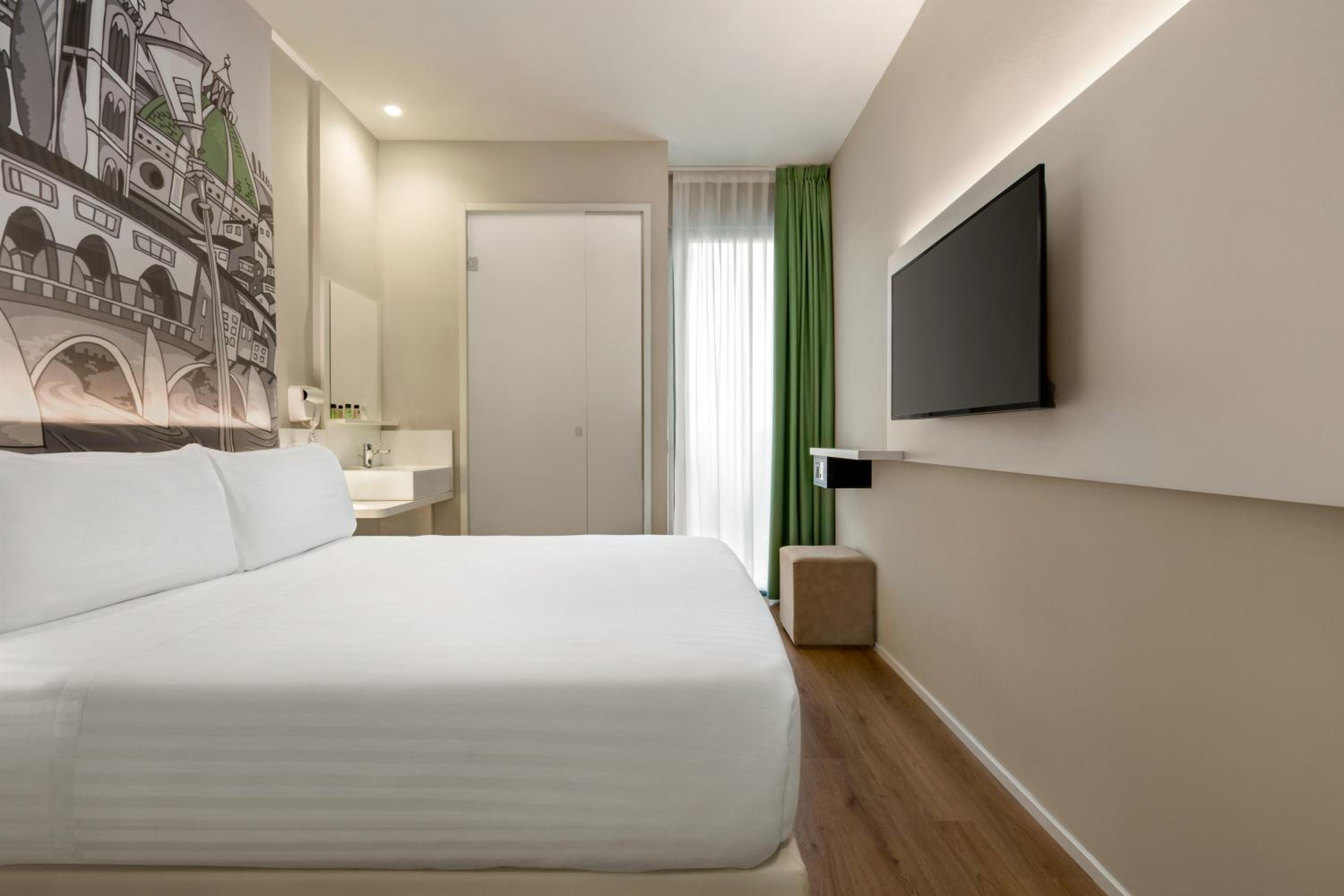1 Queen Bed, Standard, Non-Smoking