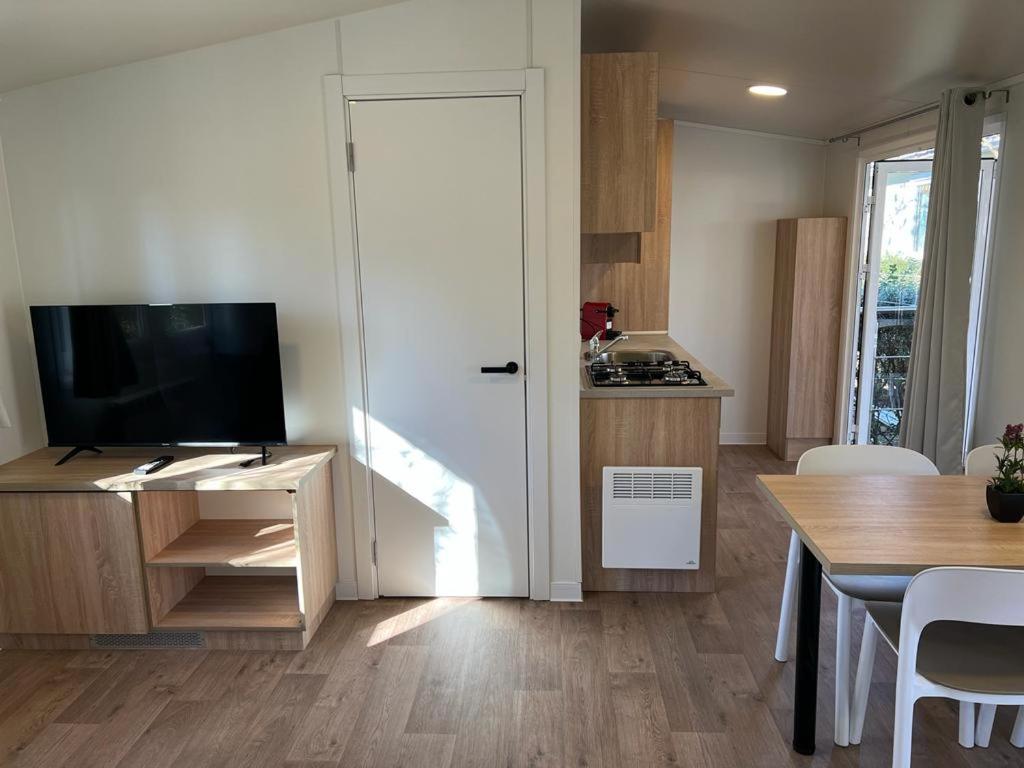Superior Bungalow - Photo 2