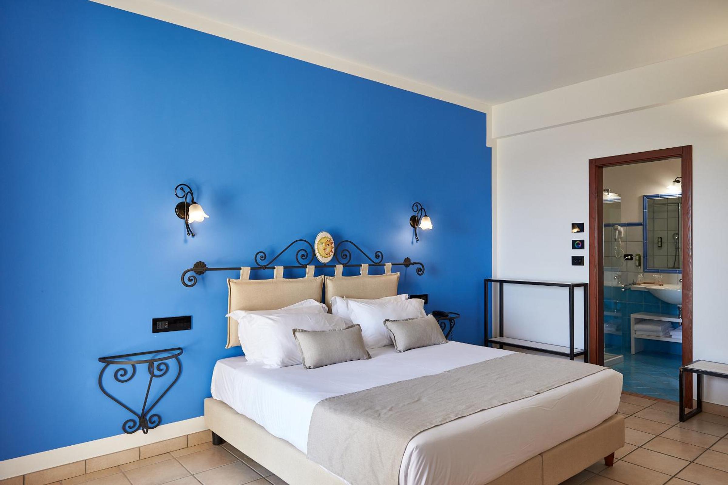Deluxe Double Room with Balcony and Sea View - Photo 1