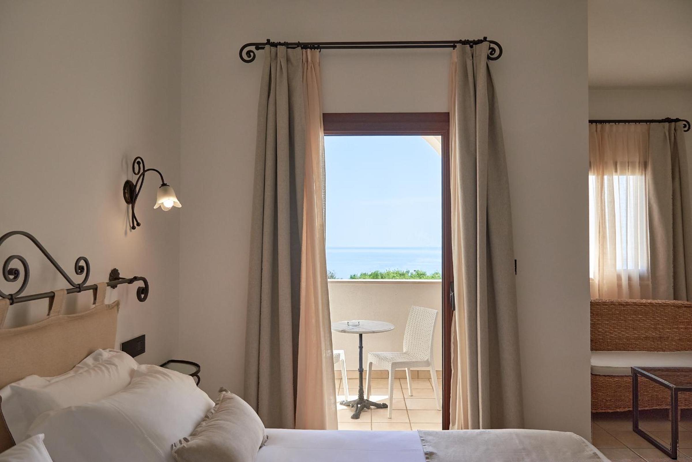 Deluxe Double Room with Balcony and Sea View - Photo 4