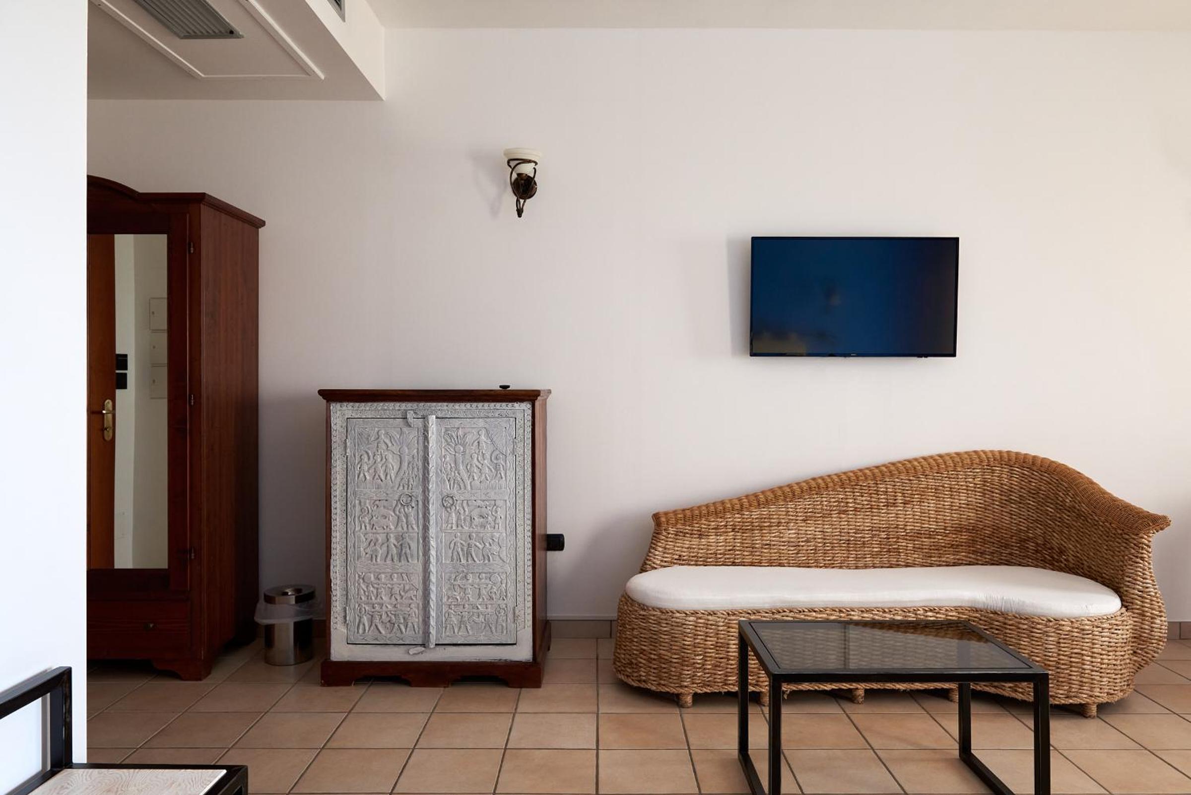Deluxe Double Room with Balcony and Sea View - Photo 5